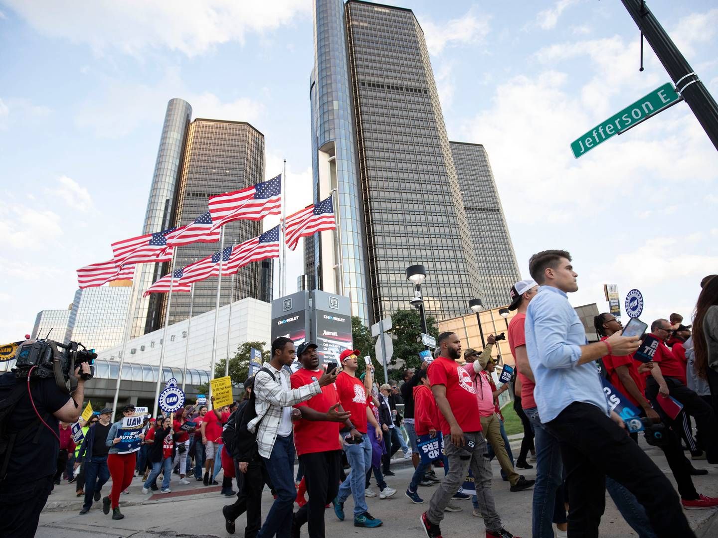 Medlemmer af bilarbejdernes fagforening i USA, UAW, går gennem storbyen Detroit i protest mod lønningsniveau. | Foto: Bill Pugliano