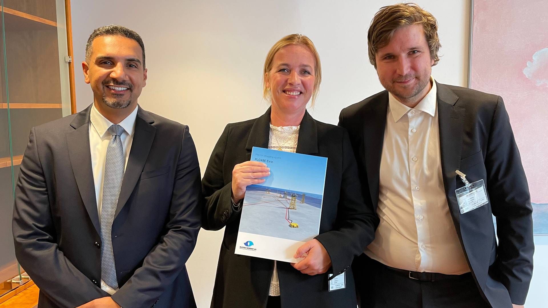 FØRST UT: Kufpecs Ahmed Khalaf (t.v.), her sammen med Equinors Camilla Salthe og Thomas Foldøy Tverdal, stod for årets første planlevering til olje- og energiministeren. | Foto: Lars Heltne