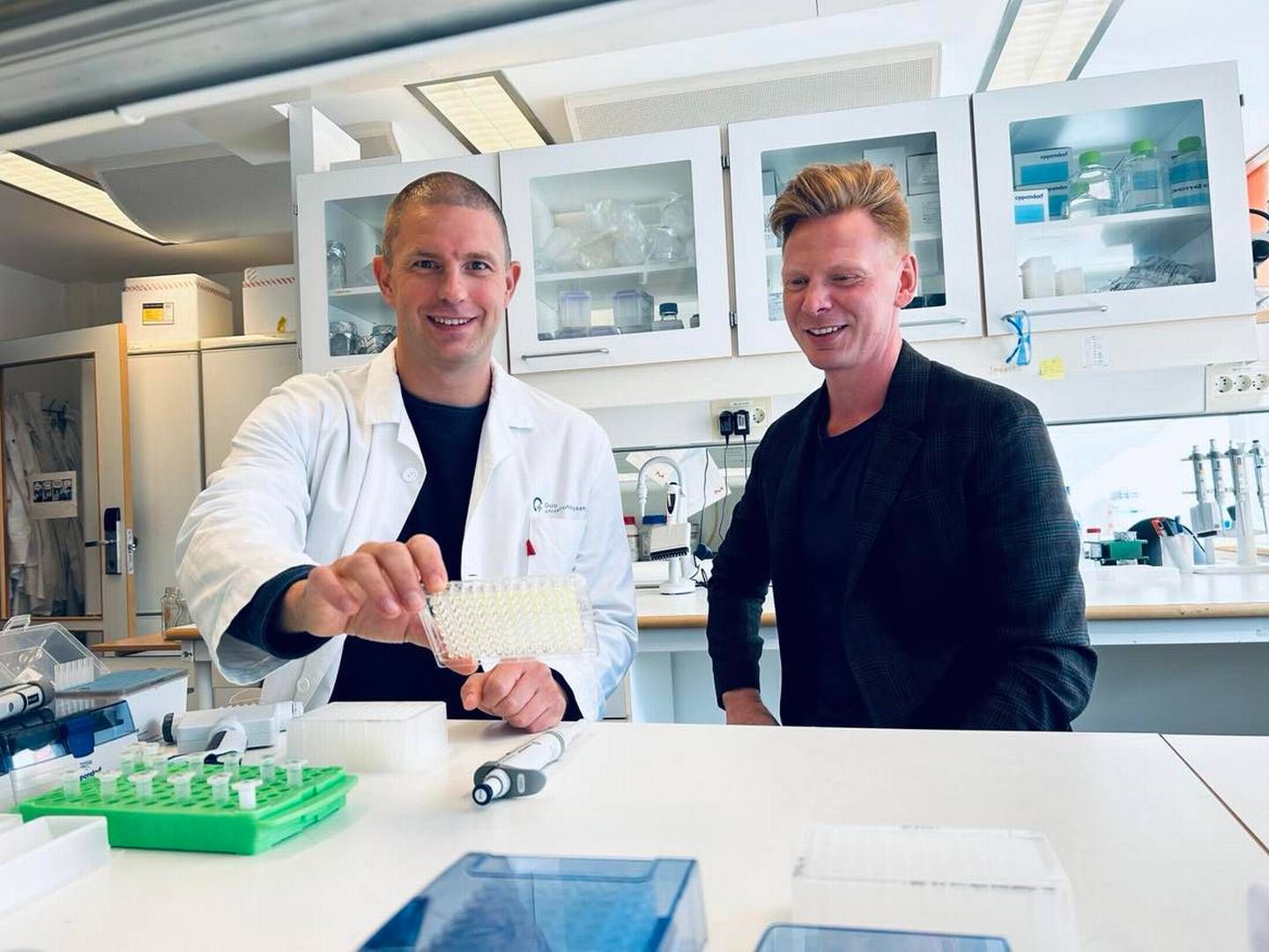 Jan Terje Andersen og forsker Stian Foss (t.v) medoppfinner av antistoffteknologien, er svært fornøyde med satsingen på deres teknologiplattform. | Foto: Mari Nyquist-Andersen