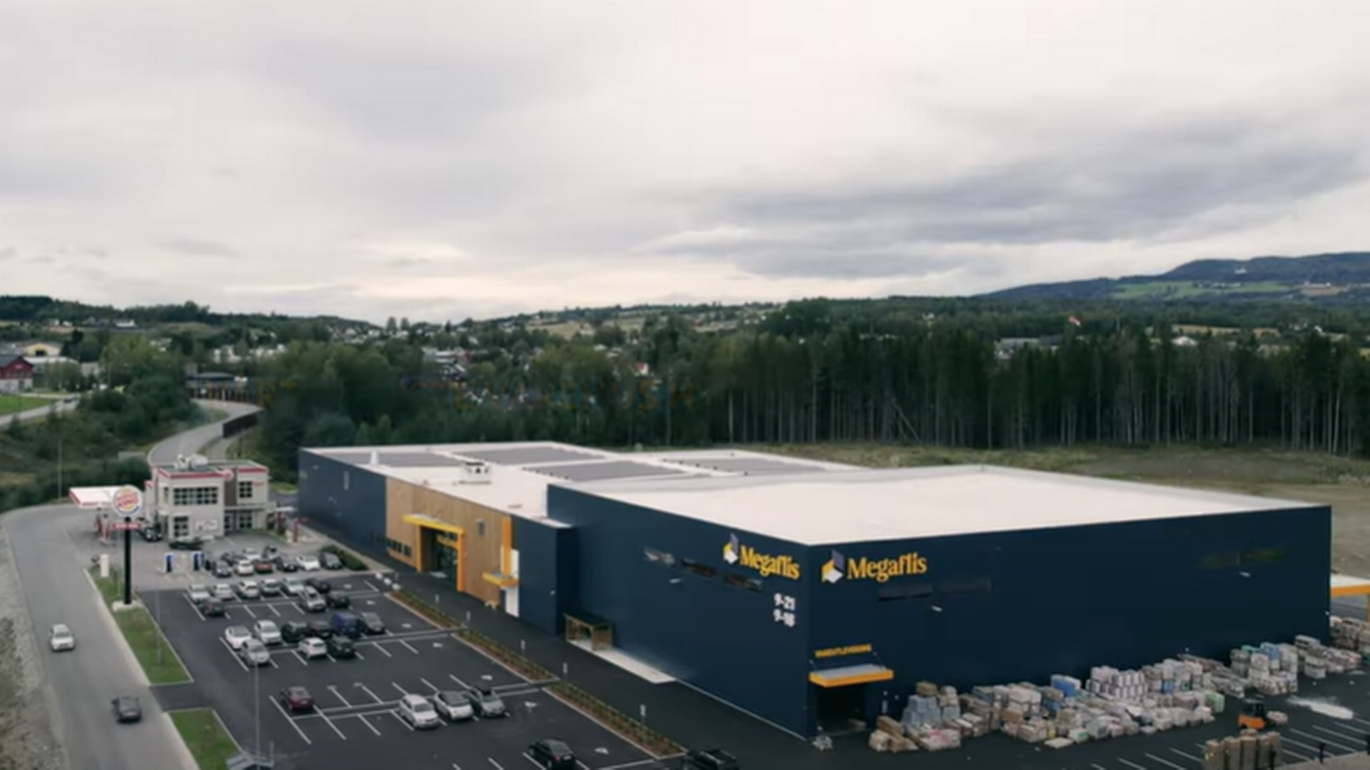 STØRSTE I SITT SLAG: Megaflis-butikken i Nydal i Ringsaker blir den største butikken i sitt slag i Norge. | Foto: Skjermdump Megaflis/Youtube