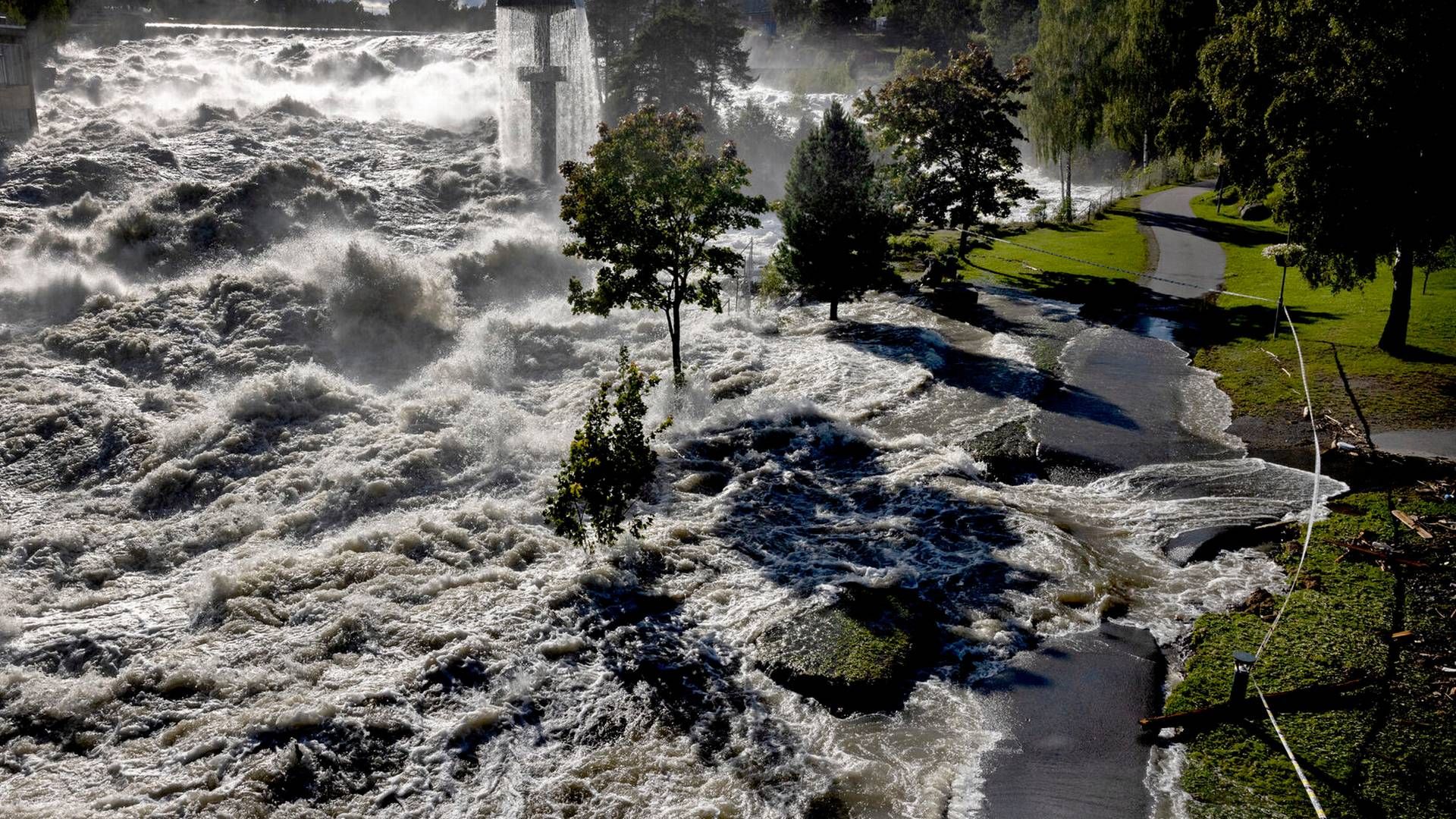 Stormen Hans fik Storelven til at flyde over sine breder i den norske by Hønefoss i august. | Foto: Jacob Ehrbahn/Ritzau Scanpix