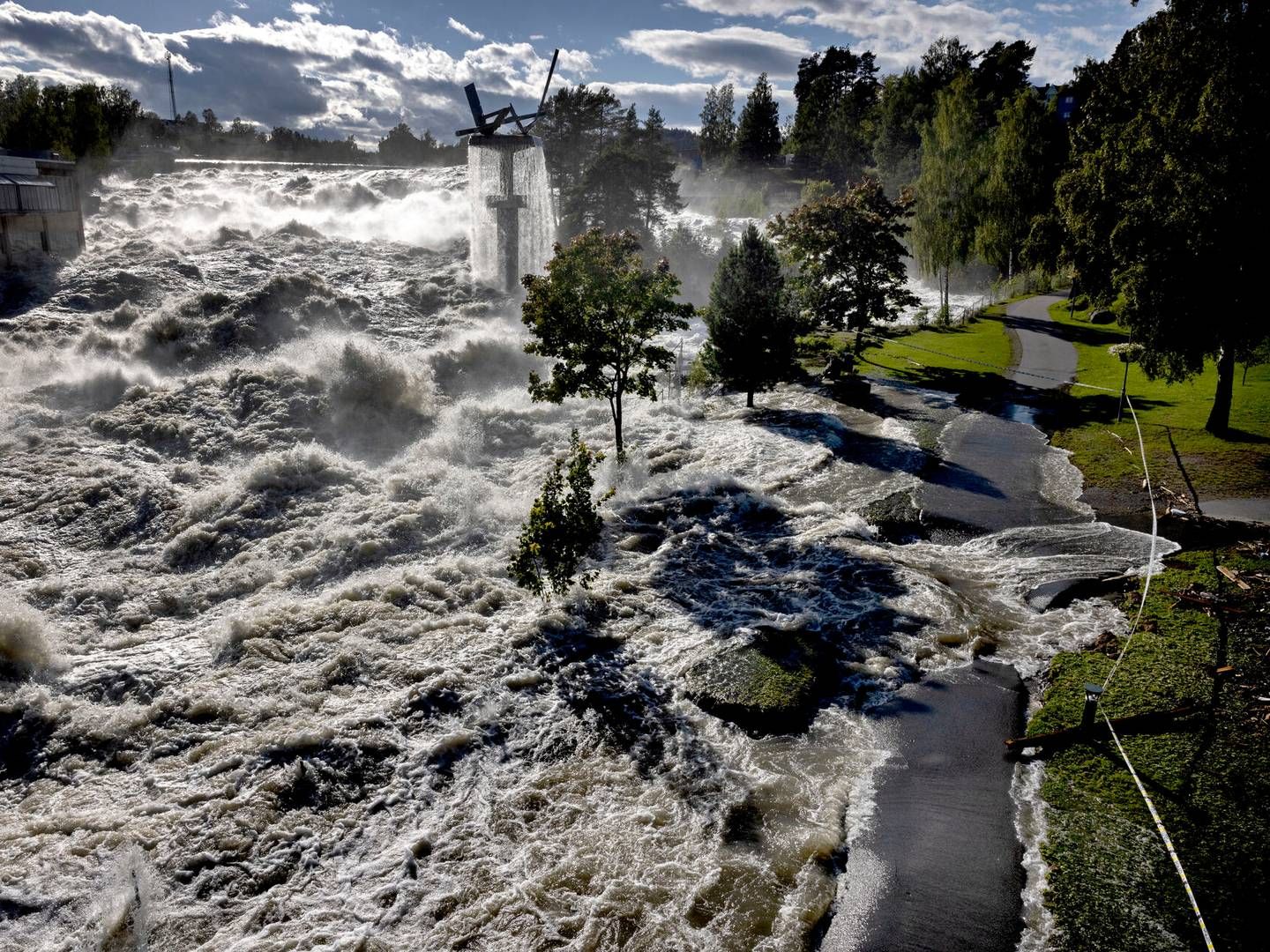 Stormen Hans fik Storelven til at flyde over sine breder i den norske by Hønefoss i august. | Foto: Jacob Ehrbahn/Ritzau Scanpix