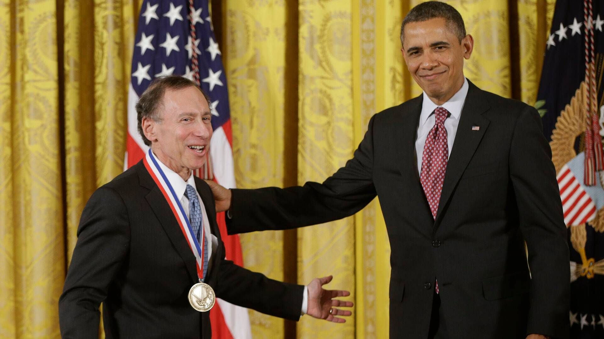 Robert Langer har i sin karriere modtaget adskillige hæderspriser. Her ses han i 2013, hvor USAs daværende præsident, Barack Obama, overrakte 'National Medal of Technology and Innovation'. | Foto: Charles Dharapak/AP/Ritzau Scanpix