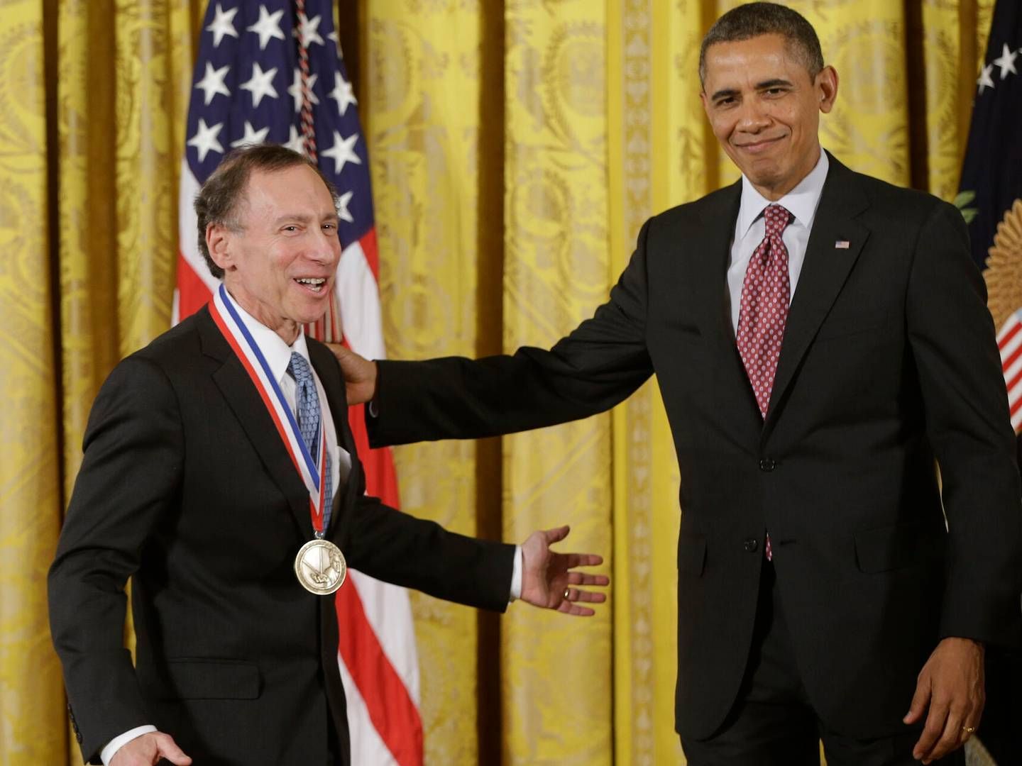 Robert Langer has received several honorary awards in his career. Here, he is pictured in 2013, when then US President Barack Obama presented him with the National Medal of Technology and Innovation. | Foto: Charles Dharapak/AP/Ritzau Scanpix