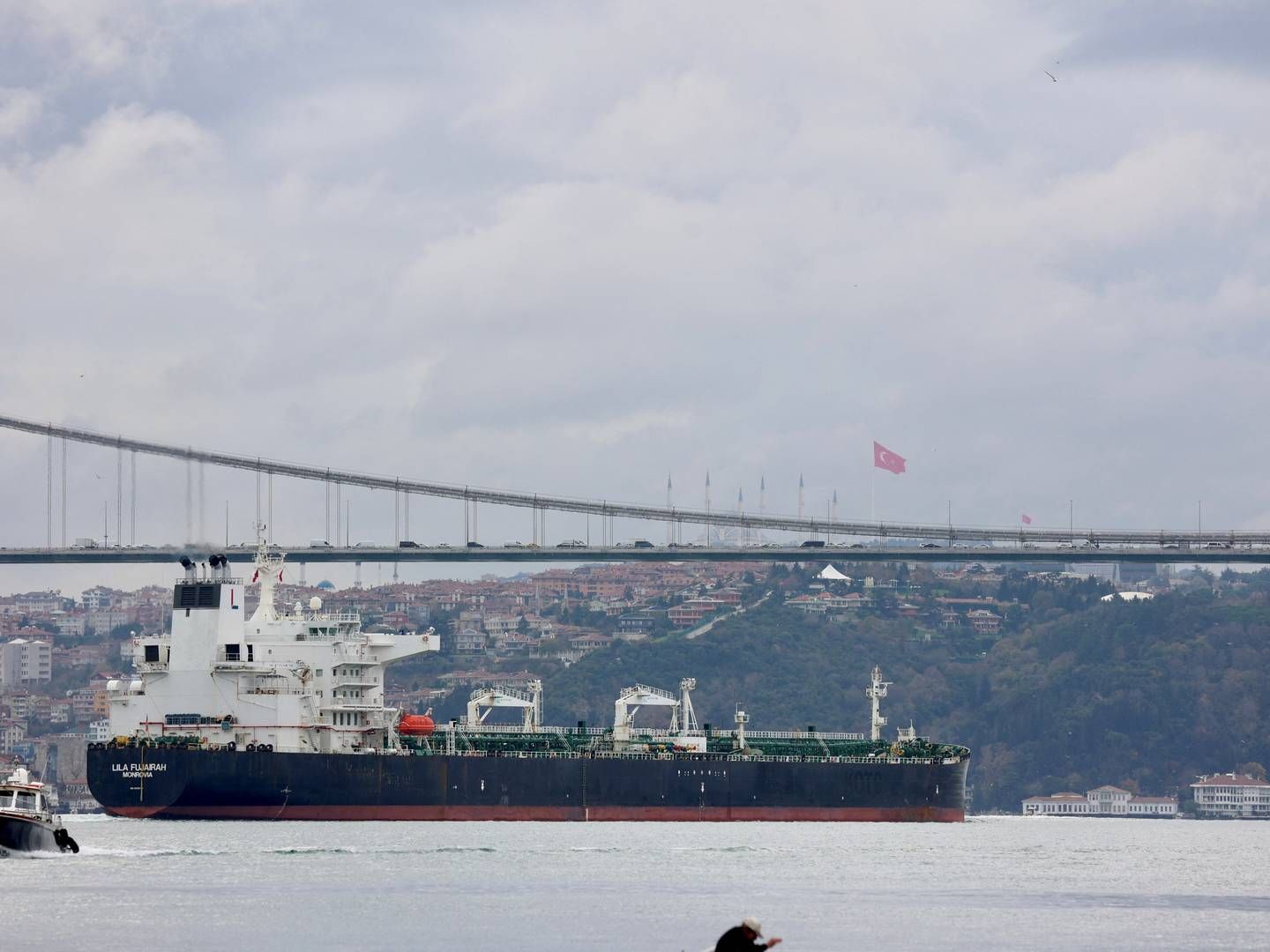 Et produkttankskib sejler gennem Bosporus-strædet ved Istanbul. | Foto: Yoruk Isik/Reuters/Ritzau Scanpix