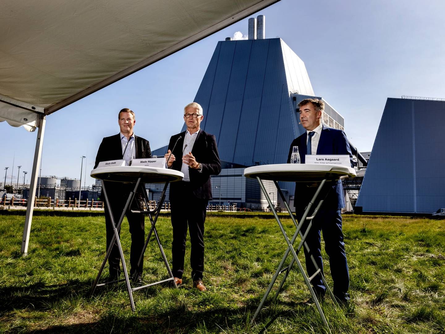 Klima-, energi- og forsyningsminister Lars Aagaard (M) var flankeret af Mads Gade fra olieselskabet Ineos (tv) og Mads Nipper fra Ørsted (i midten), da han i august præsenterede regeringens plan om en CCS-aftale. | Foto: Jacob Ehrbahn/Ritzau Scanpix