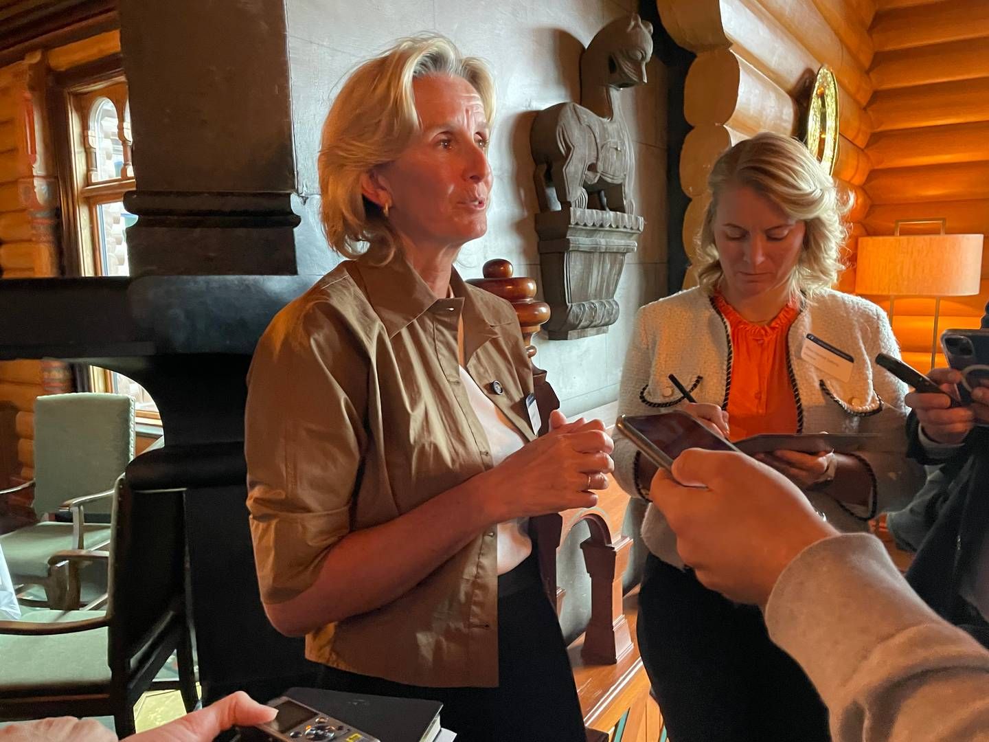 I HOLMENKOLLEN: Equinor-direktør Irene Rummelhoff, her med pressetalsperson Rikke Høistad Sjøberg, gjestet Paretokonferansen onsdag.