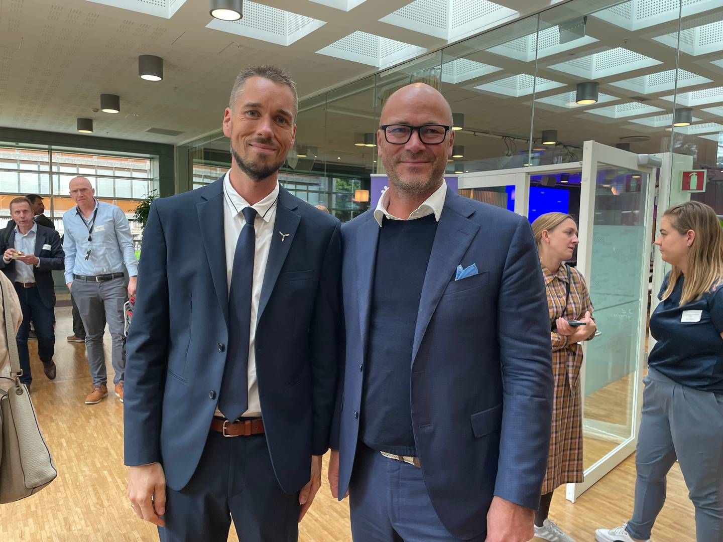 SKRYTER: Simen Elvestad (til høyre) er administrerende direktør i Seagust. Her står han sammen med Christian Kjær Larsen, teknisk prosjektleder i Vattenfall, som Seagust samarbeider med på norsk sokkel. | Foto: Harald Amdal