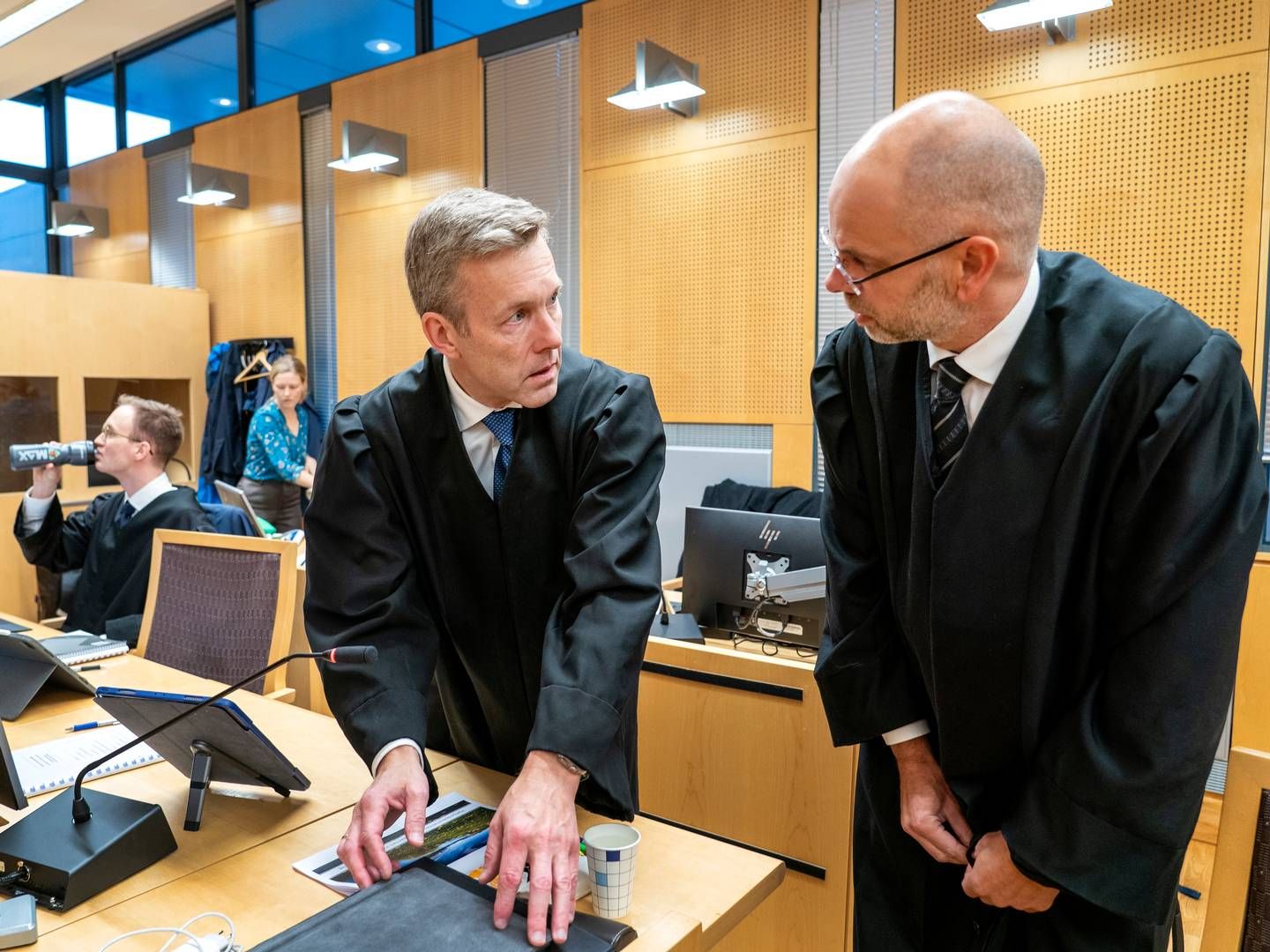 BISTÅR: CMS Kluge-partnerne Amund Noss (t.v.) Asle Bjelland bistår to miljøorganisasjoner i et søksmål mot staten. I bakgrunnen er advokatkollega Sigurd Høines. | Foto: Gorm Kallestad/NTB