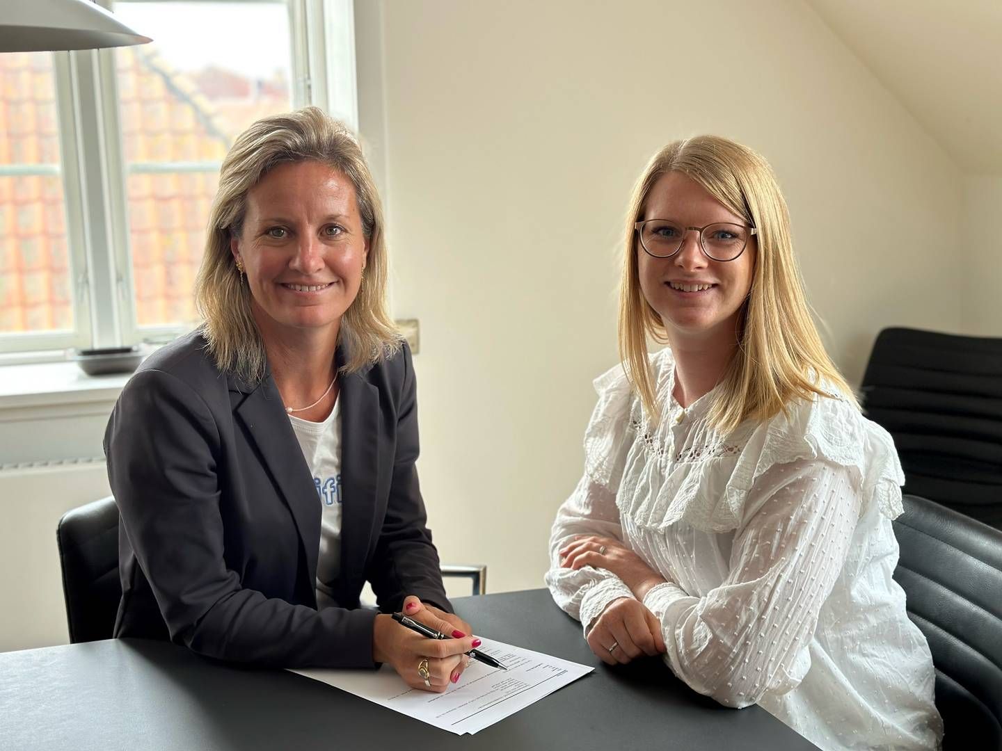 Advokat Frederikke Hjorth Nisbeth (t.h.), der fik sin bestalling i september 2022, kommer til at have daglig gang på et advokatkontor, der er betydeligt mindre end Poul Schmith/Kammeradvokaten, hvor hun skifter fra. | Foto: Advodan / PR