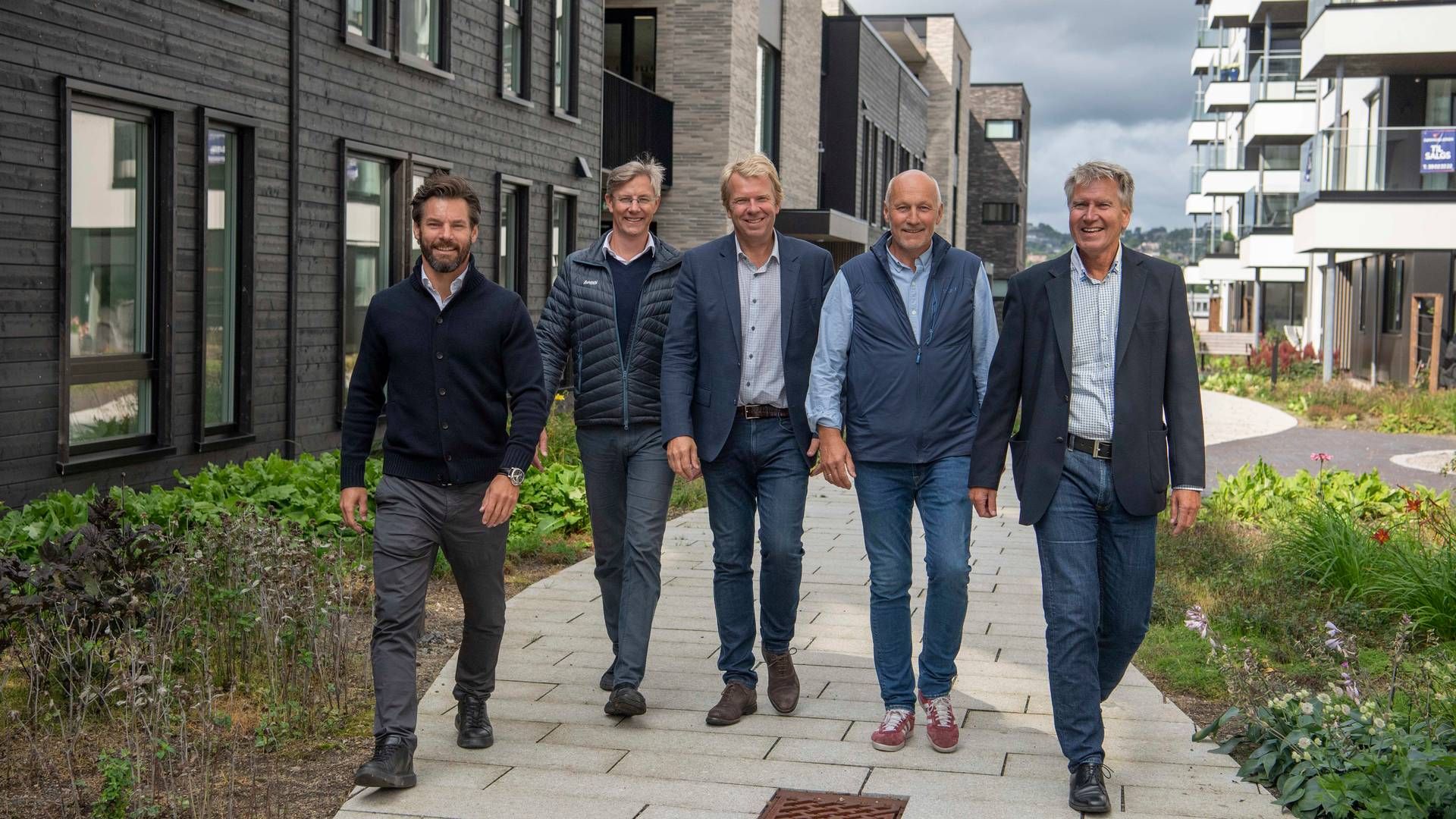 GJØR STORHANDEL I KRISTIANSAND: Fra venstre: Anders Buchardt, Emil Paaske, Jostein Haugen, Terje Ragnar Hansen, Jan Omli Larsen | Foto: Malling & Co