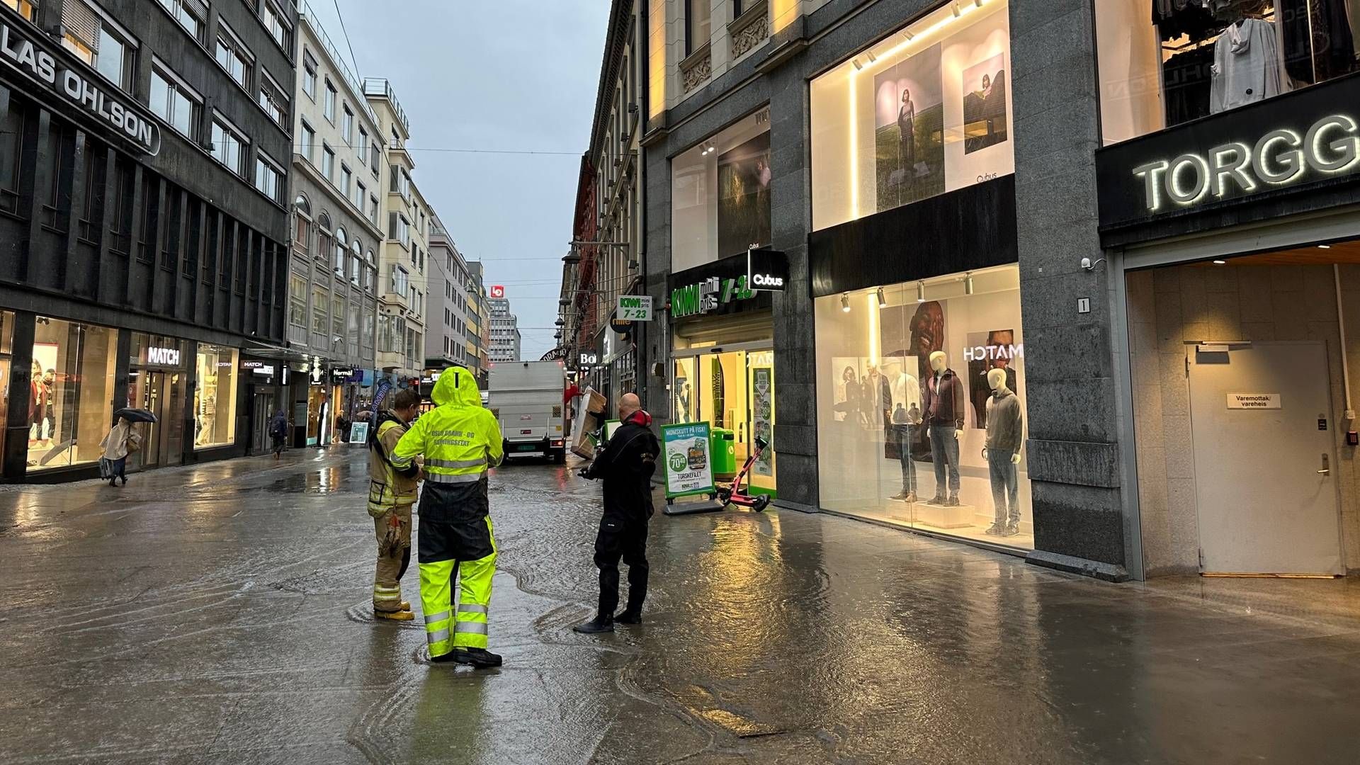 OVERSVØMMELSE: Vannet renner fra Møllergata til Torggata. Flere butikker er berørt, Jernia må holde stengt. | Foto: Gøril Huse / HandelsWatch