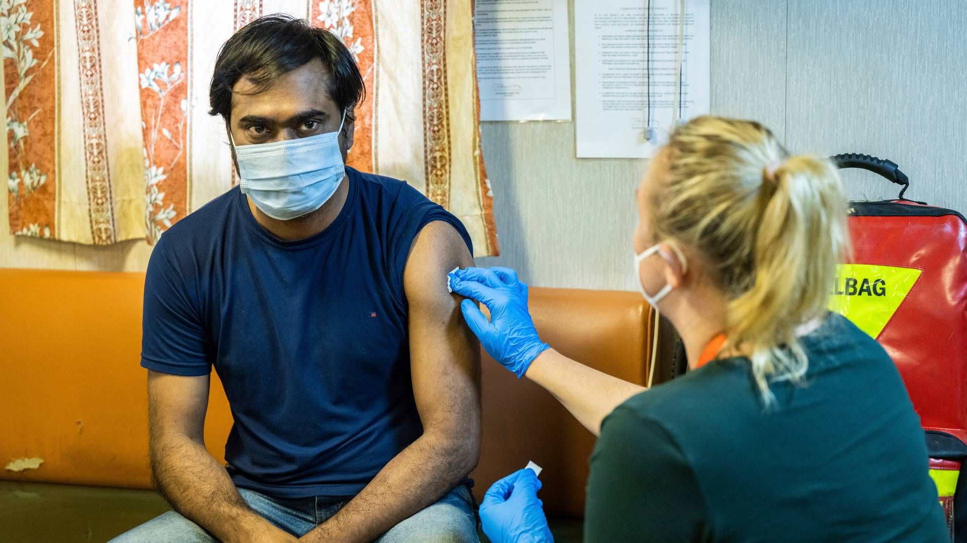 The coronavirus pandemic gave shipping a bad image as a workplace because thousands of seafarers were trapped on their ships for many months. Here, a seafarer is vaccinated in Bremen, Germany. | Photo: Mohssen Assanimoghaddam/AP/Ritzau Scanpix