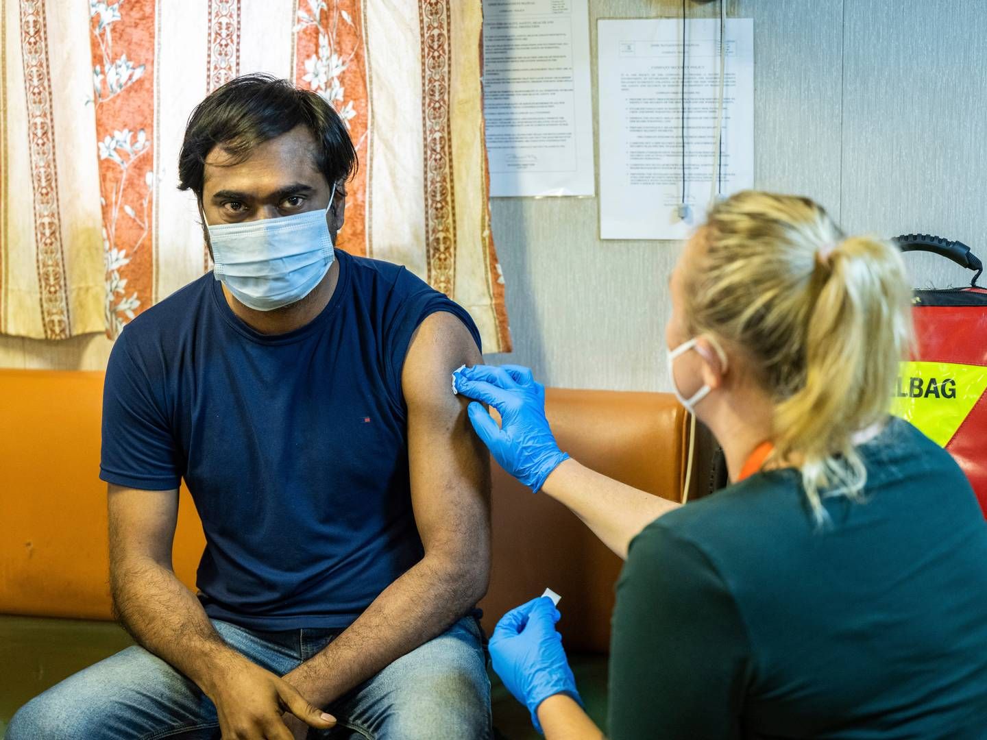 Coronapandemien gav shipping et dårligt image som arbejdsplads, fordi tusindvis af søfolk var fanget på deres skibe i mange måneder. Her vaccineres en sømand i Bremen i Tyskland. | Foto: Mohssen Assanimoghaddam/AP/Ritzau Scanpix