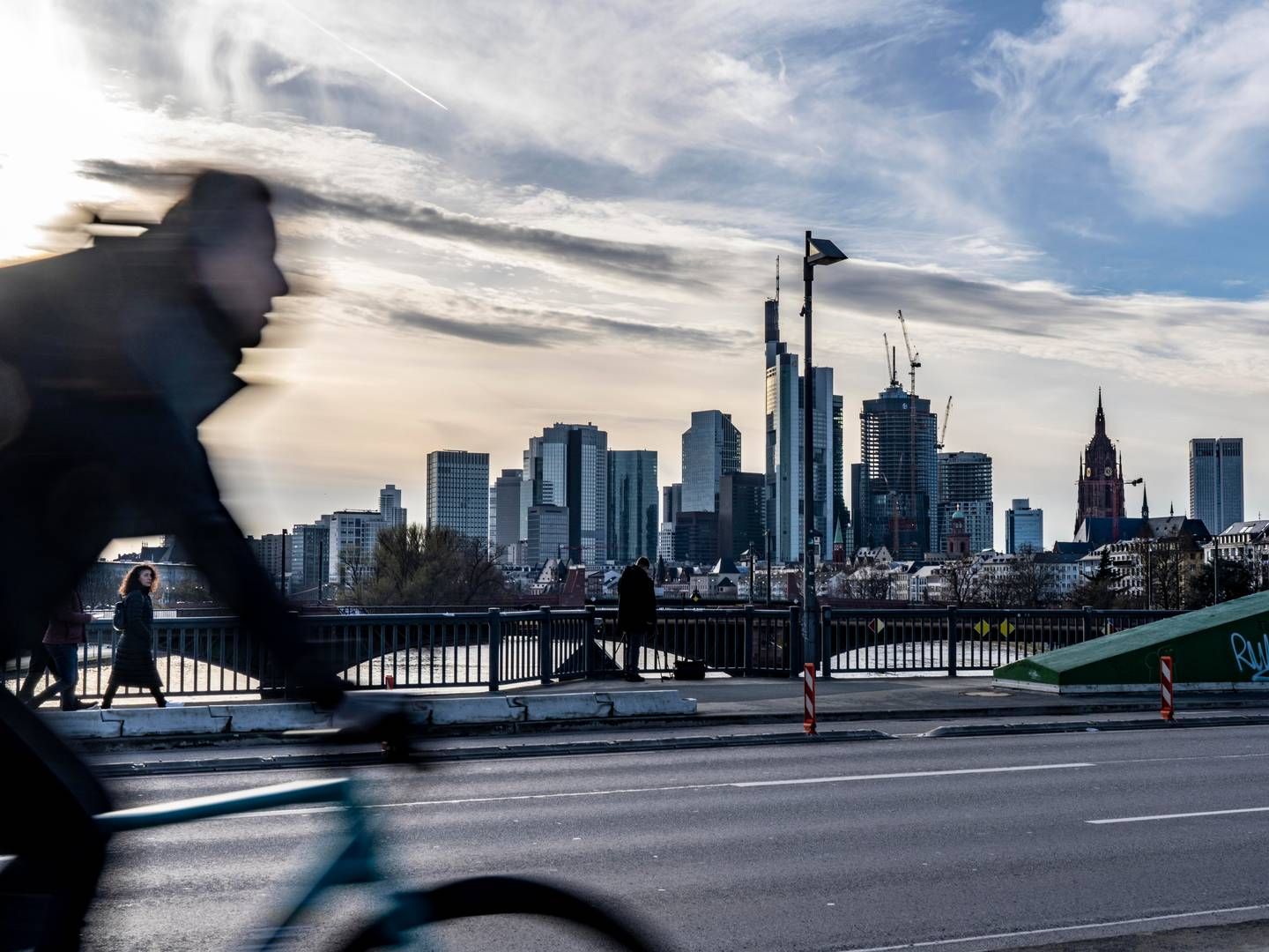 Fahrradfahrer vor der Frankfurter Skyline | Foto: picture alliance / Jochen Tack | Jochen Tack