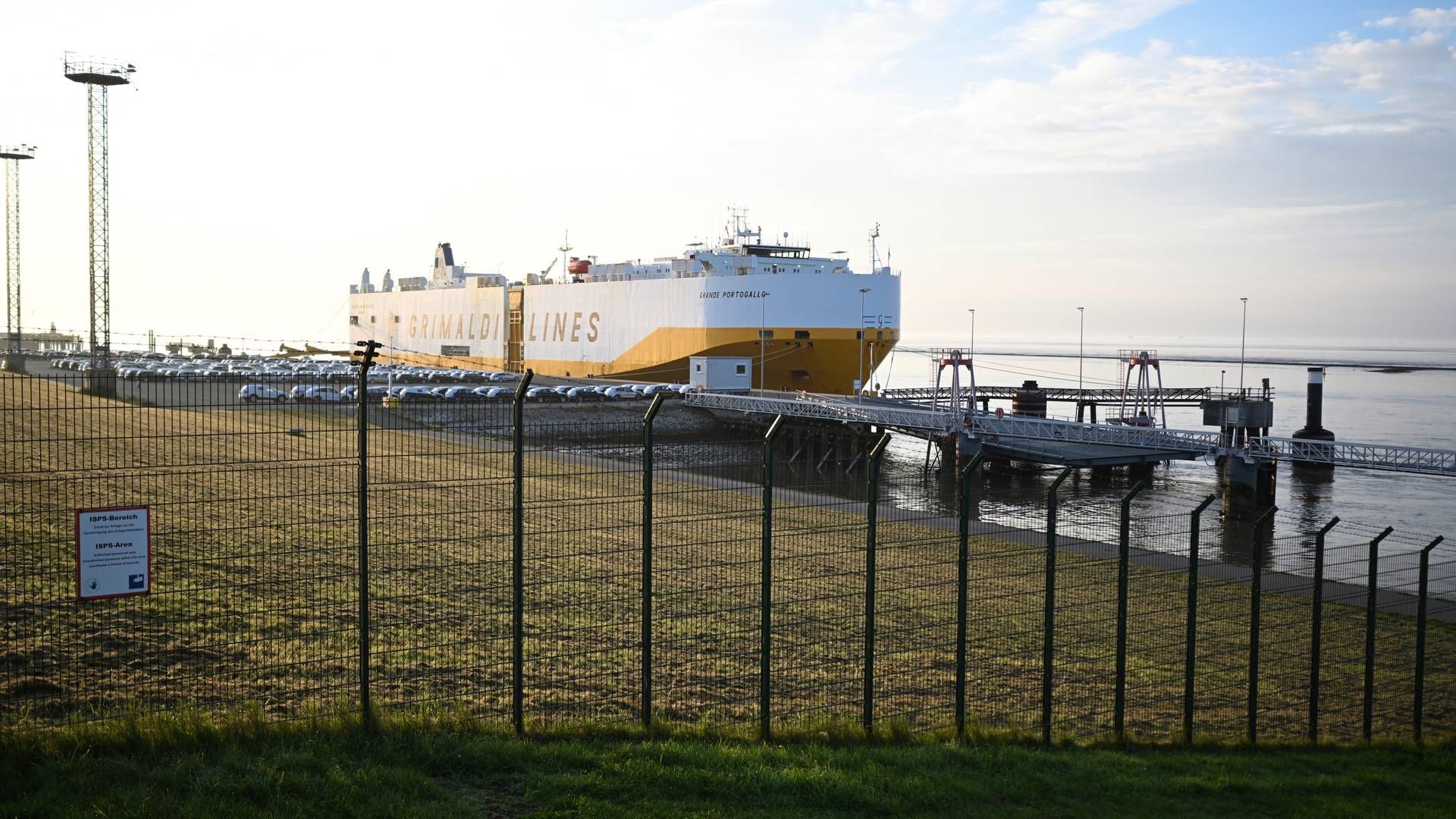 Bilskib i havnen i Emden, en af havnene i den tyske delstat Niedersachsen, som frygter, at besparelser vil bremse deres udvikling. | Foto: Lars Penning/AP/Ritzau Scanpix