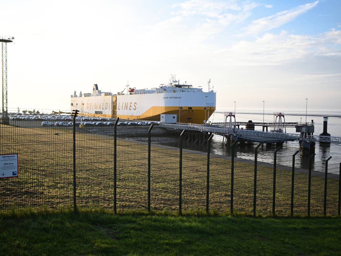 Bilskib i havnen i Emden, en af havnene i den tyske delstat Niedersachsen, som frygter, at besparelser vil bremse deres udvikling. | Photo: Lars Penning/AP/Ritzau Scanpix