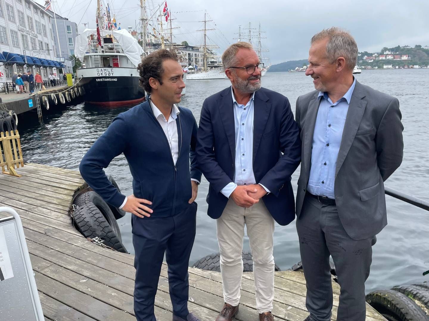 PARTNERE: Harald Dirdal (i midten) eier 25 prosent i Norseman Wind gjennom selskapet Ny Energi. Ny Energi er også partner med Wind Catching Systems i Hustadvika-prosjektet, der de håper departementet vil åpne et areal til demonstrasjon av havvind-teknologi. Her er Dirdal omgitt av Wind Catching Systems-sjef Ole Heggheim (til høyre) og Heggheims direktør-kollega Daniel Engelhart-Willoch. | Photo: Harald Amdal