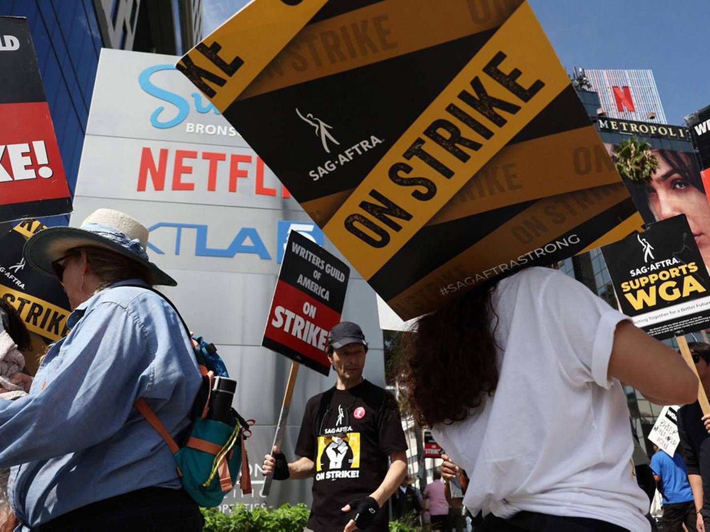 WGA's medlemmer har under den næsten fem måneder lange strejke markeret sig blandt andet uden for Netflix' kontor. | Foto: Mario Tama/Ritzau Scanpix