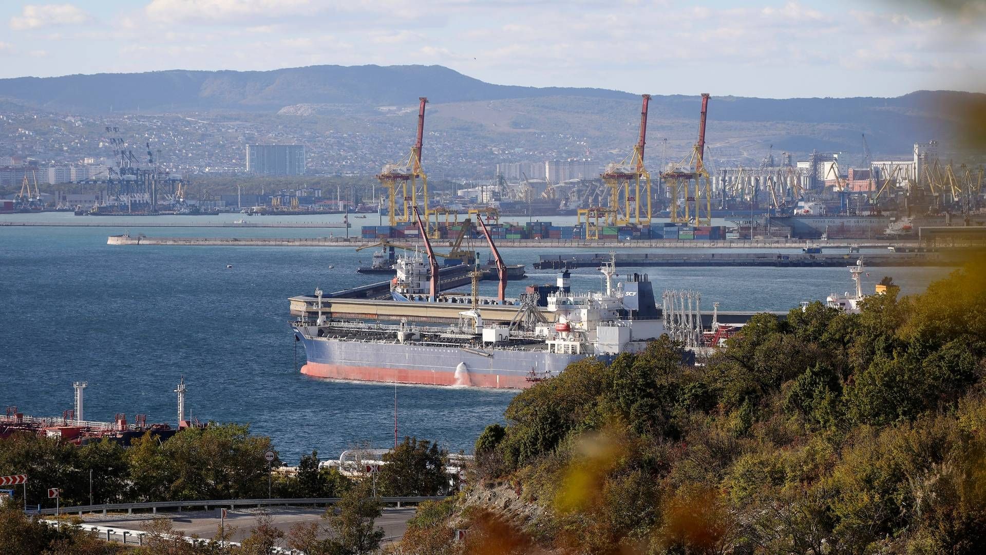 A tanker is docked at a terminal in Novorossiysk, Russia. | Photo: Uncredited/AP/Ritzau Scanpix