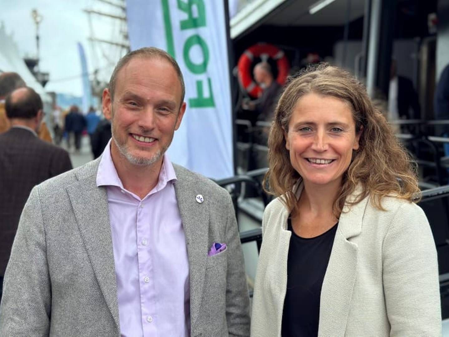 FORNØYDE: Elisabeth Baird, divisjonsdirektør for energi i Sweco og Bård Standal, videadministrerende direktør i Fornybar Norge. | Photo: Sweco