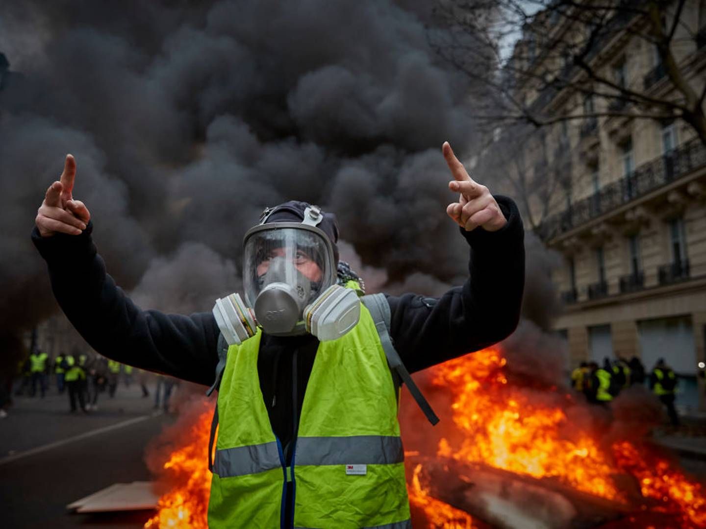 Den parisiske protestbevægelse De gule veste startede som et oprør mod de høje benzinpriser og stigende leveomkostninger. Nu gentager historien sig, men nu er det klimatiltagene, som vækker den folkelige vrede i Europa. Den nye politiske strømning kaldes The Net Zero Backlash. Det er den kritiske, populistiske modbevægelse og modreaktion til klimakampens større og større krav til os selv, vores virksomheder og samfund. Hvordan kæmper vi klimakampen kommunikativt mod den folkelige vrede? Kilde: Getty Images.
