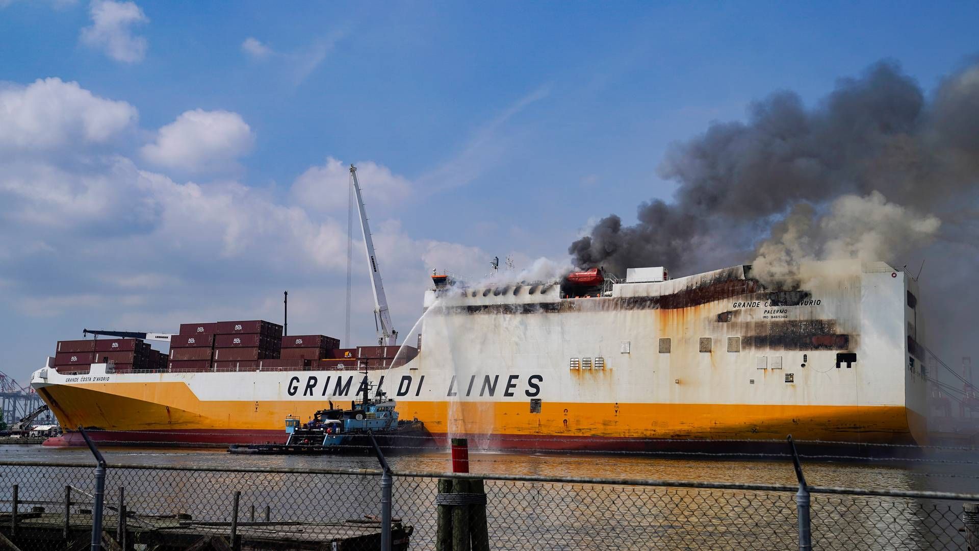 Containerskibet Grande Costa dAvorio brød i brand i Port of Newark i New Jersey i juli i år. | Foto: John Minchillo/AP/Ritzau Scanpix