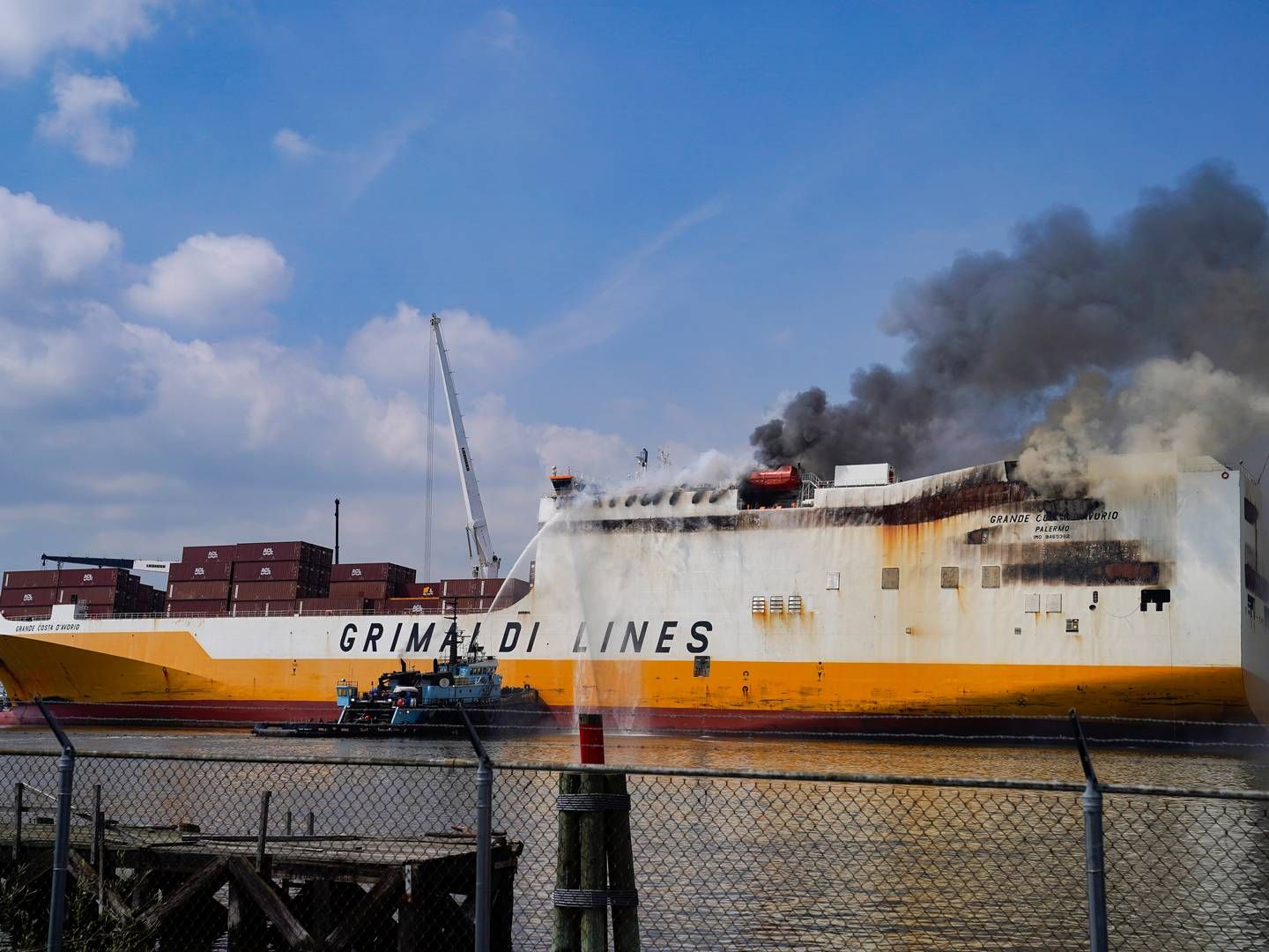 Containerskibet Grande Costa dAvorio brød i brand i Port of Newark i New Jersey i juli i år. | Foto: John Minchillo/AP/Ritzau Scanpix