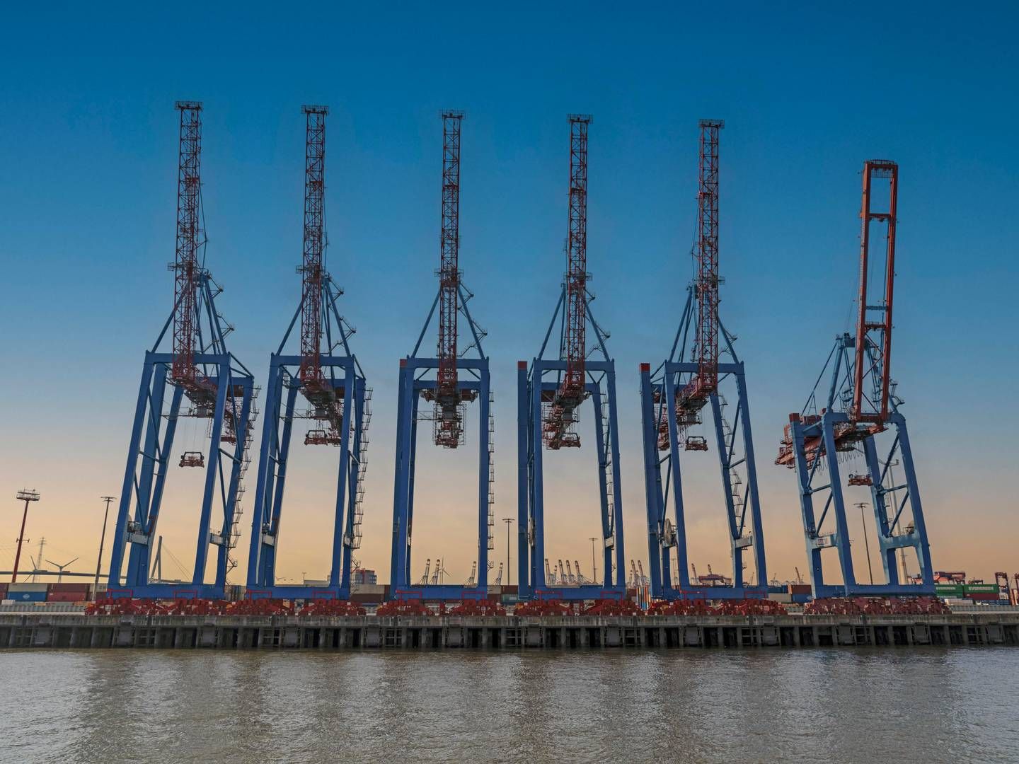 Nichts zu tun: Hochgeklappte Container-Brücken im Hamburger Hafen. | Photo: picture alliance / imageBROKER | Holger Weitzel