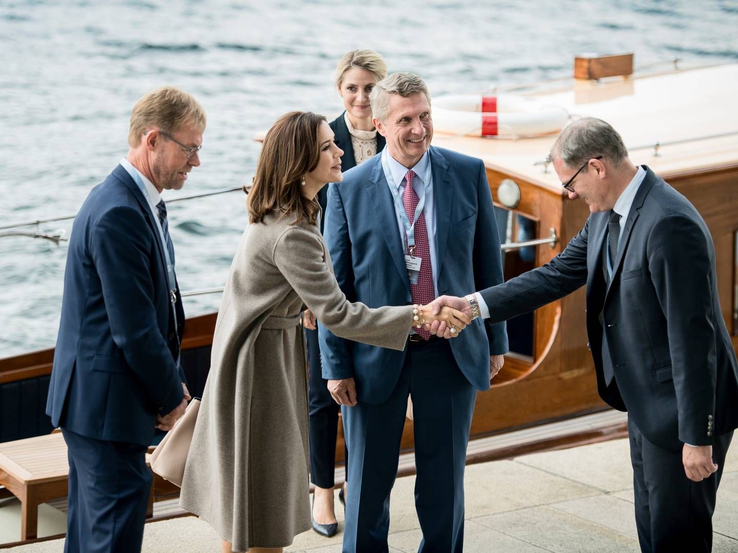 Lars Mikkelgaard-Jensen til højre for kronprinsesse Mary.