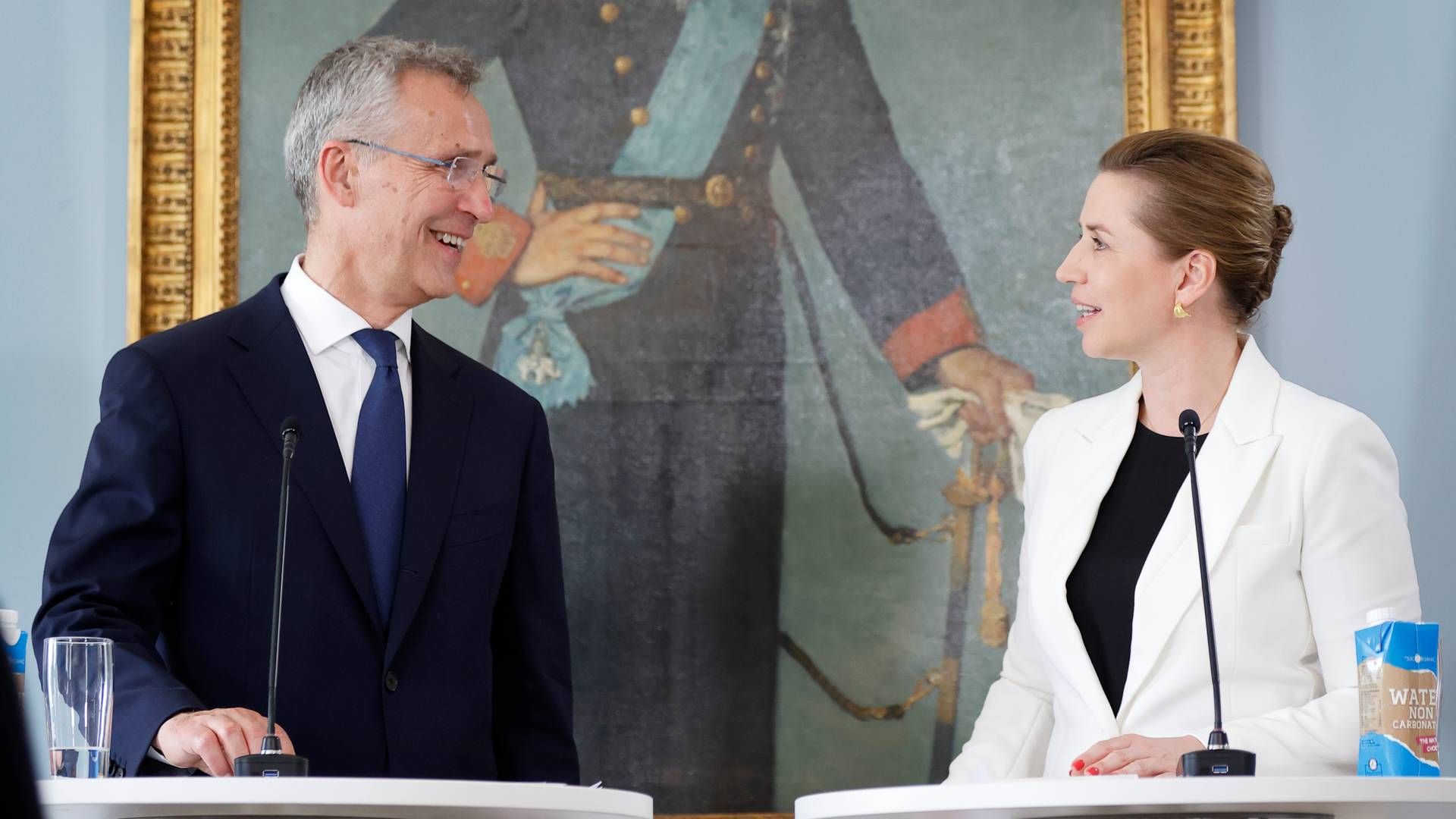 Natos generalsekretær, Jens Stoltenberg (tv.), sammen med statsminister Mette Frederiksen (S), her ved et pressemøde i maj 2022 | Foto: Jens Dresling