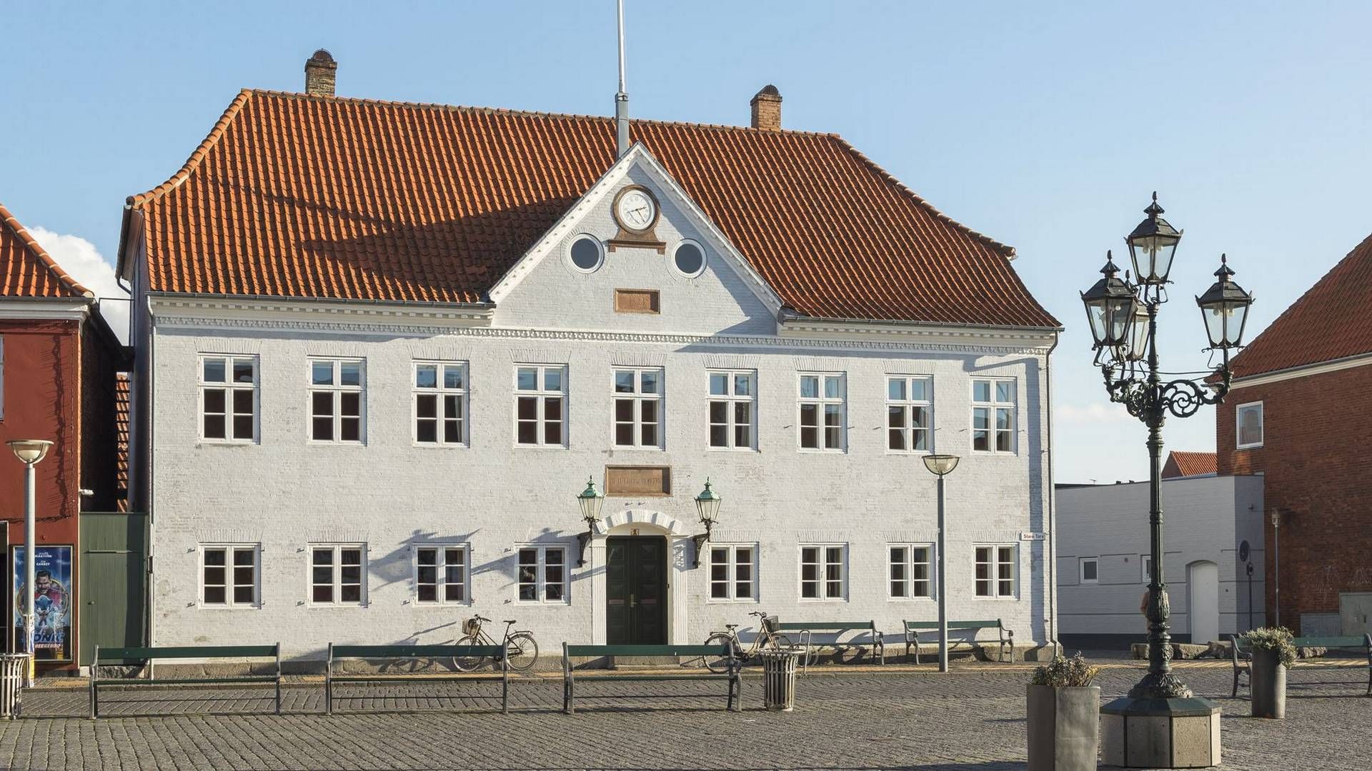 Den hvide bygning her er den ene af i alt to bygninger, som Retten på Bornholm råder over.