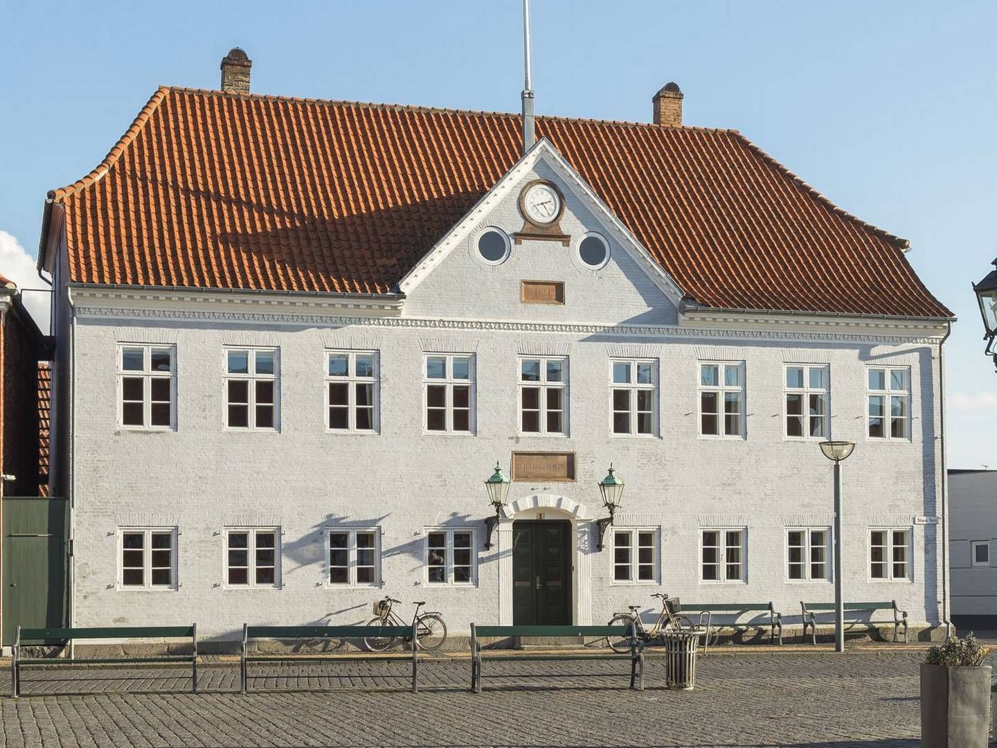 Den hvide bygning her er den ene af i alt to bygninger, som Retten på Bornholm råder over. | Photo: Retten på Bornholm
