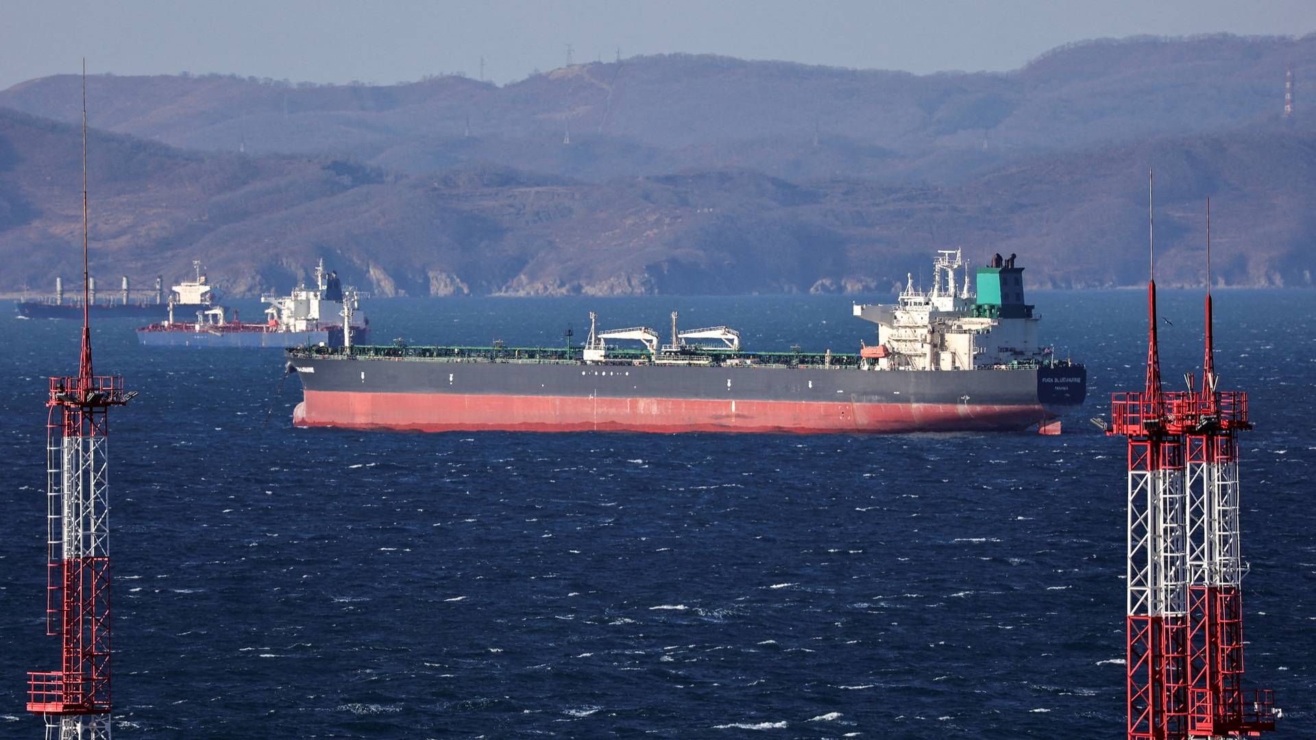 Et råolietankskib fra Fuga Bluemarine ligger for anker nær olieterminalen Kozmino i Nakhodka-bugten i Rusland, der med reduktioner i olieproduktionen sammen med OPEC ? har skabt røre på oliemarkedet. | Foto: Tatiana Meel/Reuters/Ritzau Scanpix