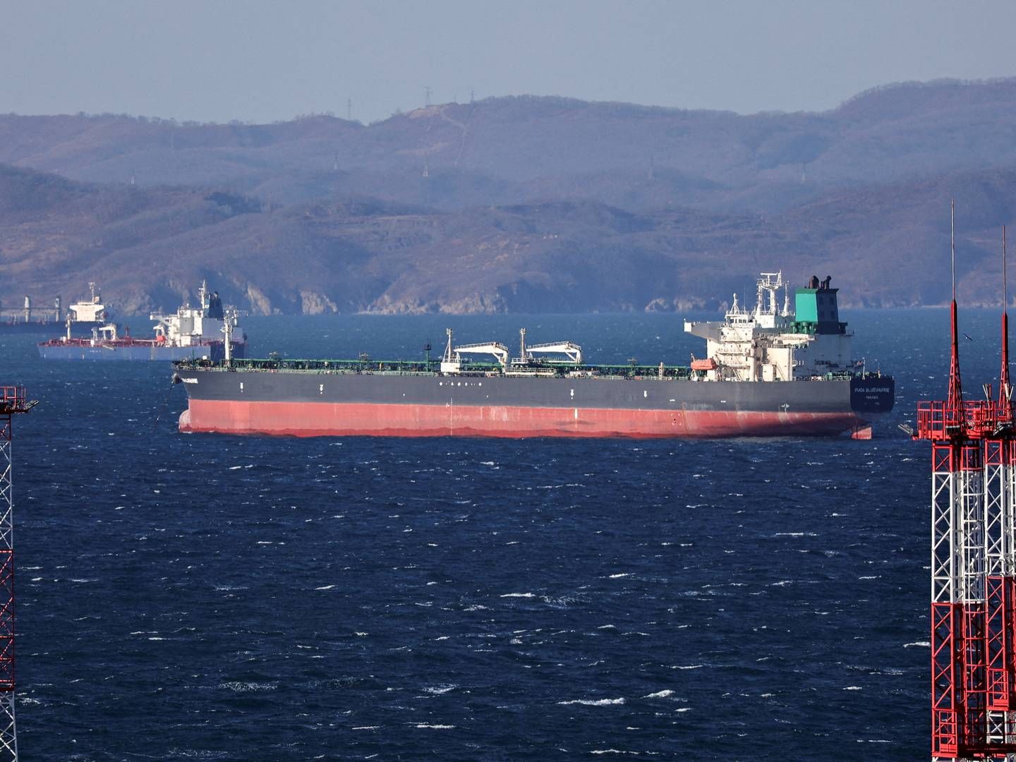 Et råolietankskib fra Fuga Bluemarine ligger for anker nær olieterminalen Kozmino i Nakhodka-bugten i Rusland, der med reduktioner i olieproduktionen sammen med OPEC ? har skabt røre på oliemarkedet. | Photo: Tatiana Meel/Reuters/Ritzau Scanpix