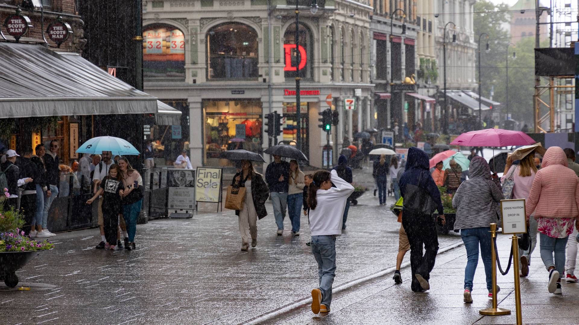 HARDT VÆR: En regntung dag i Karl Johans gate. Handelsbransjen er også i hardt vær om dagen. | Foto: Tor Erik Schrøder / NTB