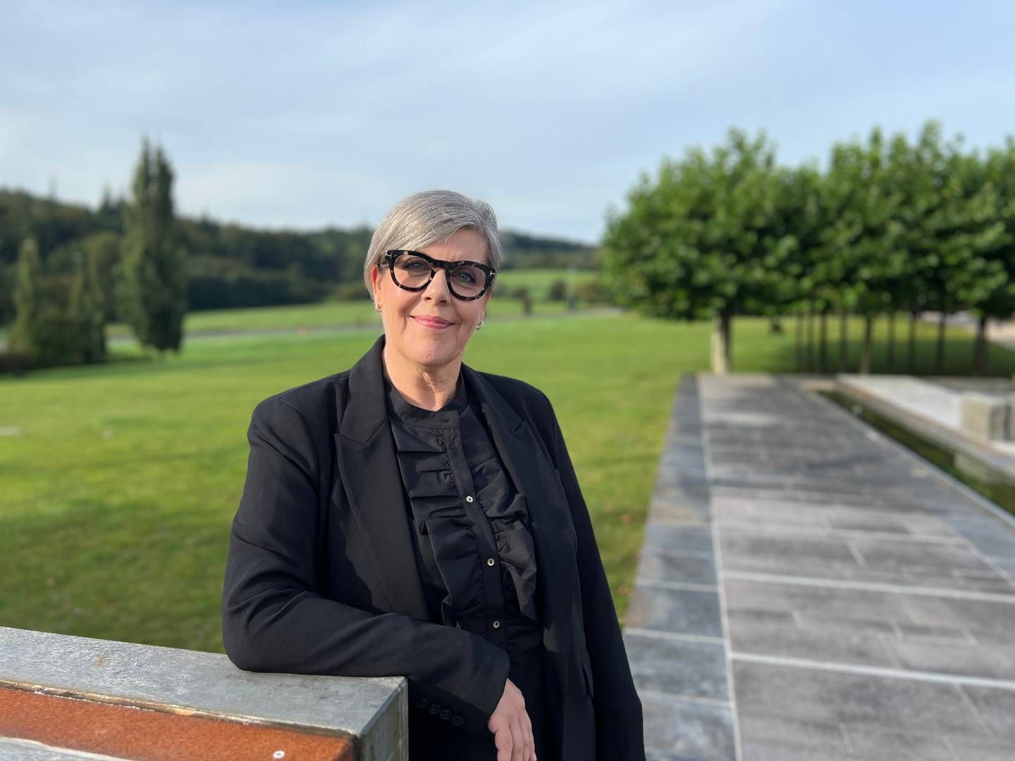 Susanne Sommer "knuselsker" at hjælpe andre mennesker. Det har hun gjort i 43 år i Sydbank. | Foto: Pr / Sydbank