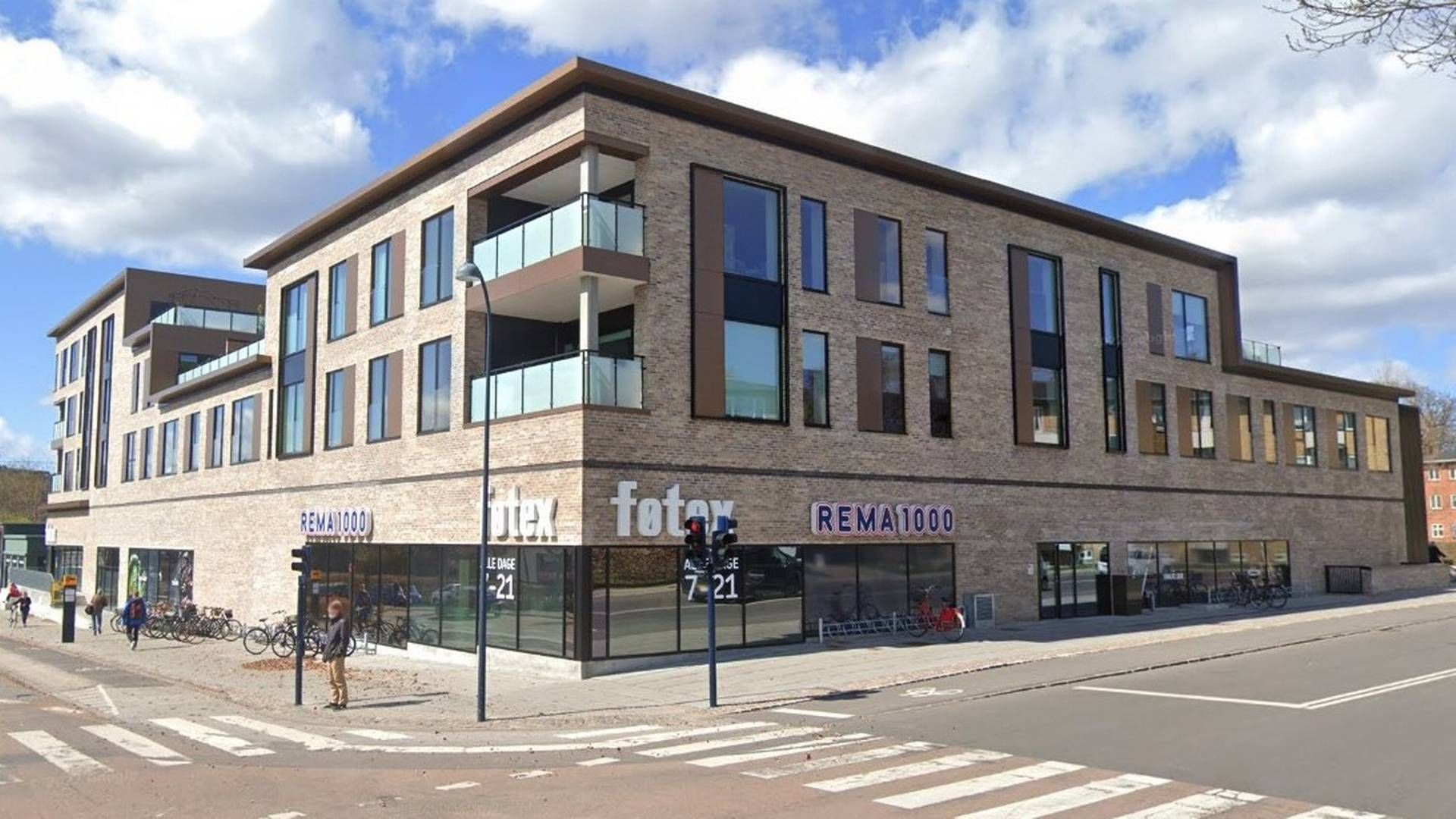 Boligbyggeriet Virum Bymidte består af 19 ejerlejligheder og to butikslejemål i stueetagen med henholdsvis Rema 1000 og Føtex Food som lejere. | Foto: Google Street View