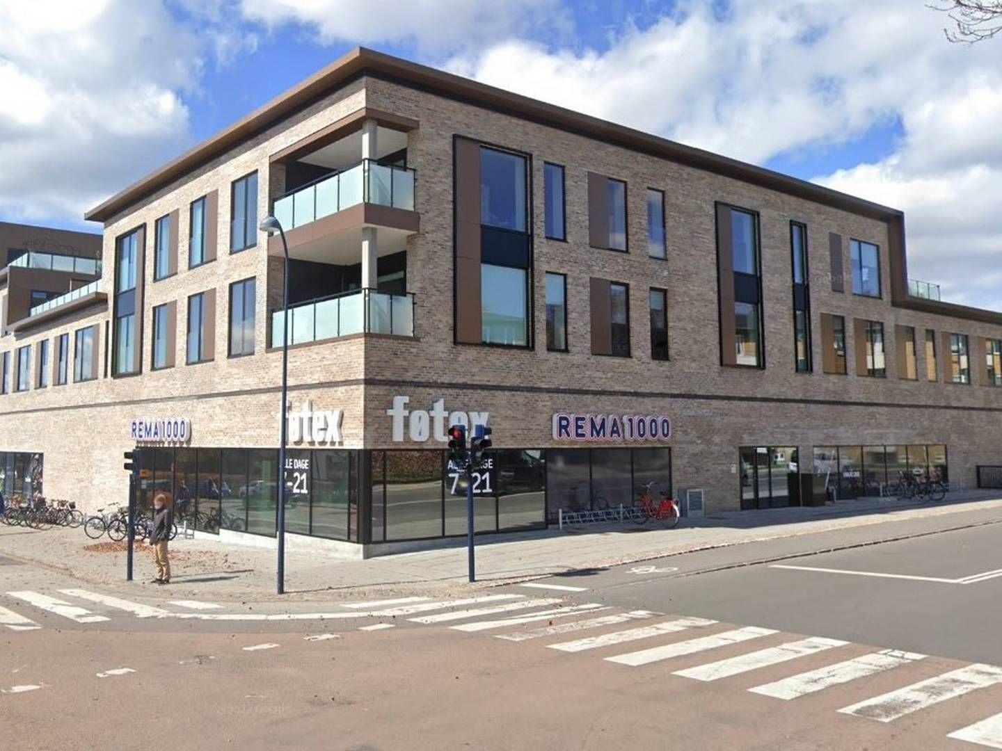 Boligbyggeriet Virum Bymidte består af 19 ejerlejligheder og to butikslejemål i stueetagen med henholdsvis Rema 1000 og Føtex Food som lejere. | Foto: Google Street View