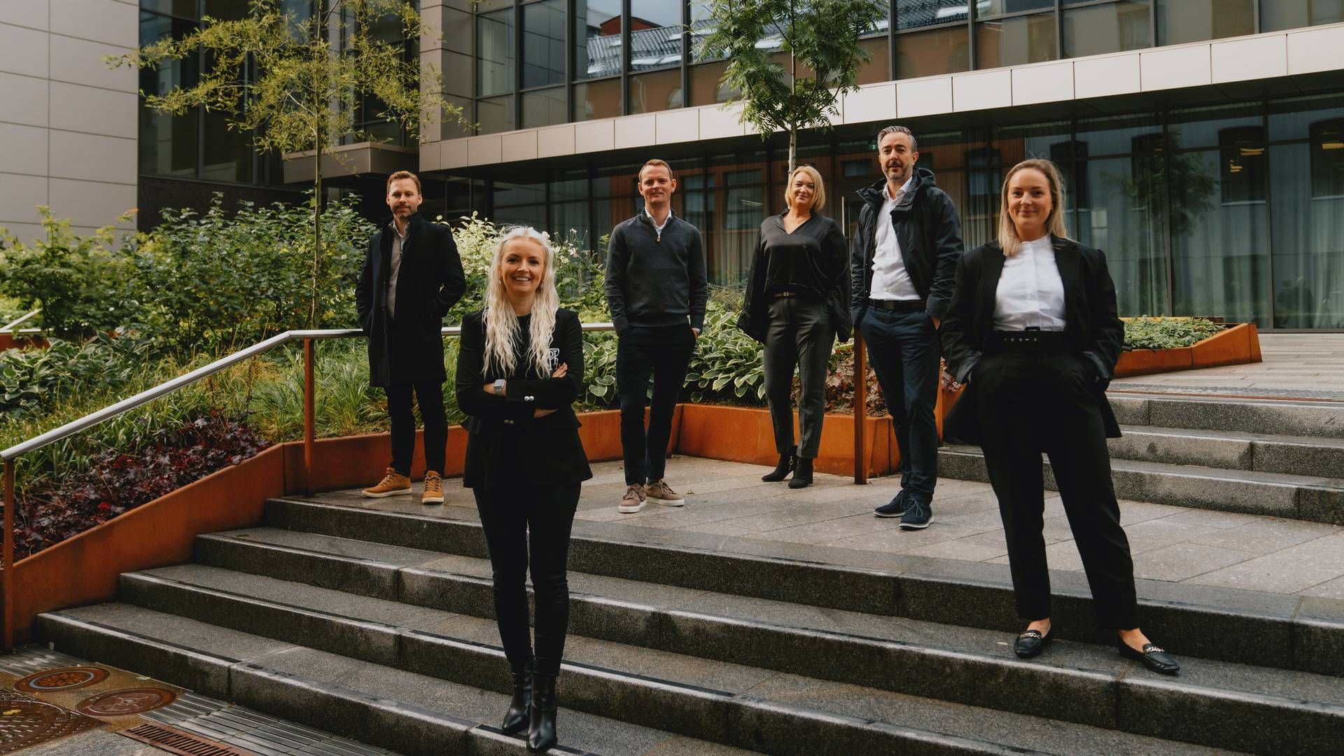 Fra venstre: Tor Andre Lavik, Siv Helene Klæboe Mathisen, Lars Tresselt, Birthe Roll, Vidar Nøttveit (leder Eiendomsmegler 1 Bergen) og Karoline Veseth Godvik. | Foto: Eide