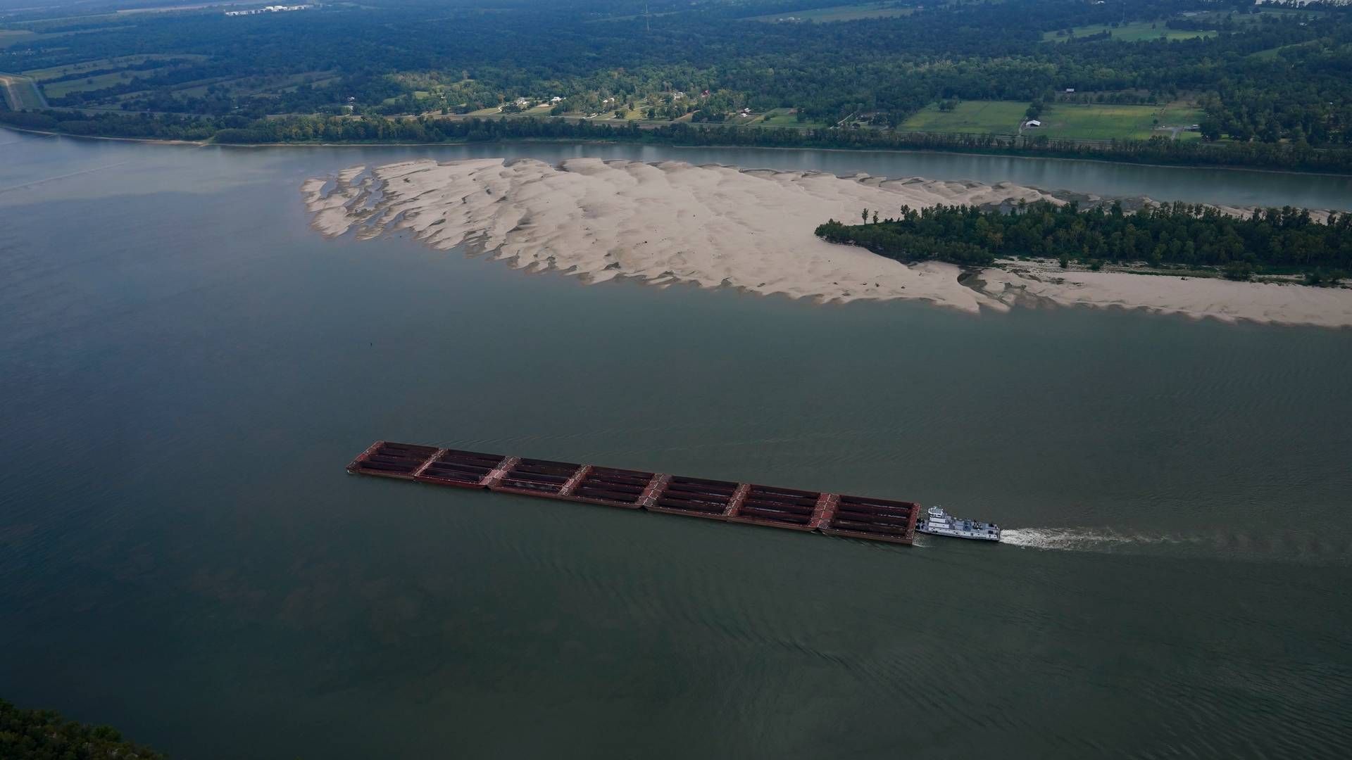 Den udtørrede Mississippiflod bliver endnu et led i en perlerække af udfordringer, de amerikanske eksportører af korn, hvede og sojabønner døjer med. | Foto: Gerald Herbert/AP/Ritzau Scanpix
