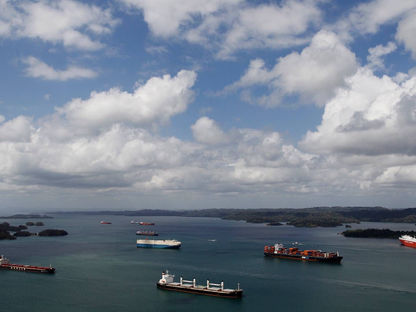 Although the drought in Gatun Lake, which supplies the Panama Canal with water, continues to cause problems for the canal's traffic, the number of ships queuing is lower than last year. | Foto: Carlos Jasso/Reuters/Ritzau Scanpix