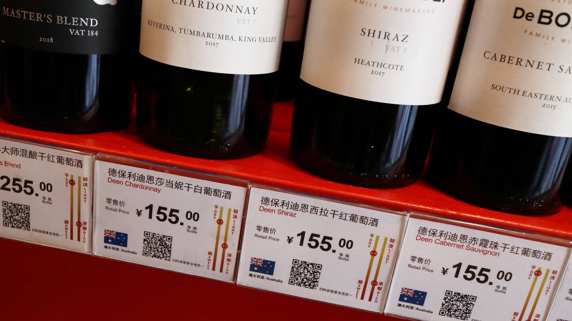 Kina er det vigtigste eksportmarked for australske vinhandlere. Her flasker i en vinbutik i Beijing i 2020. Siden er der ikke blevet sendt mange flasker mellem de to lande. Foto: Florence Lo/Reuters/Ritzau Scanpix