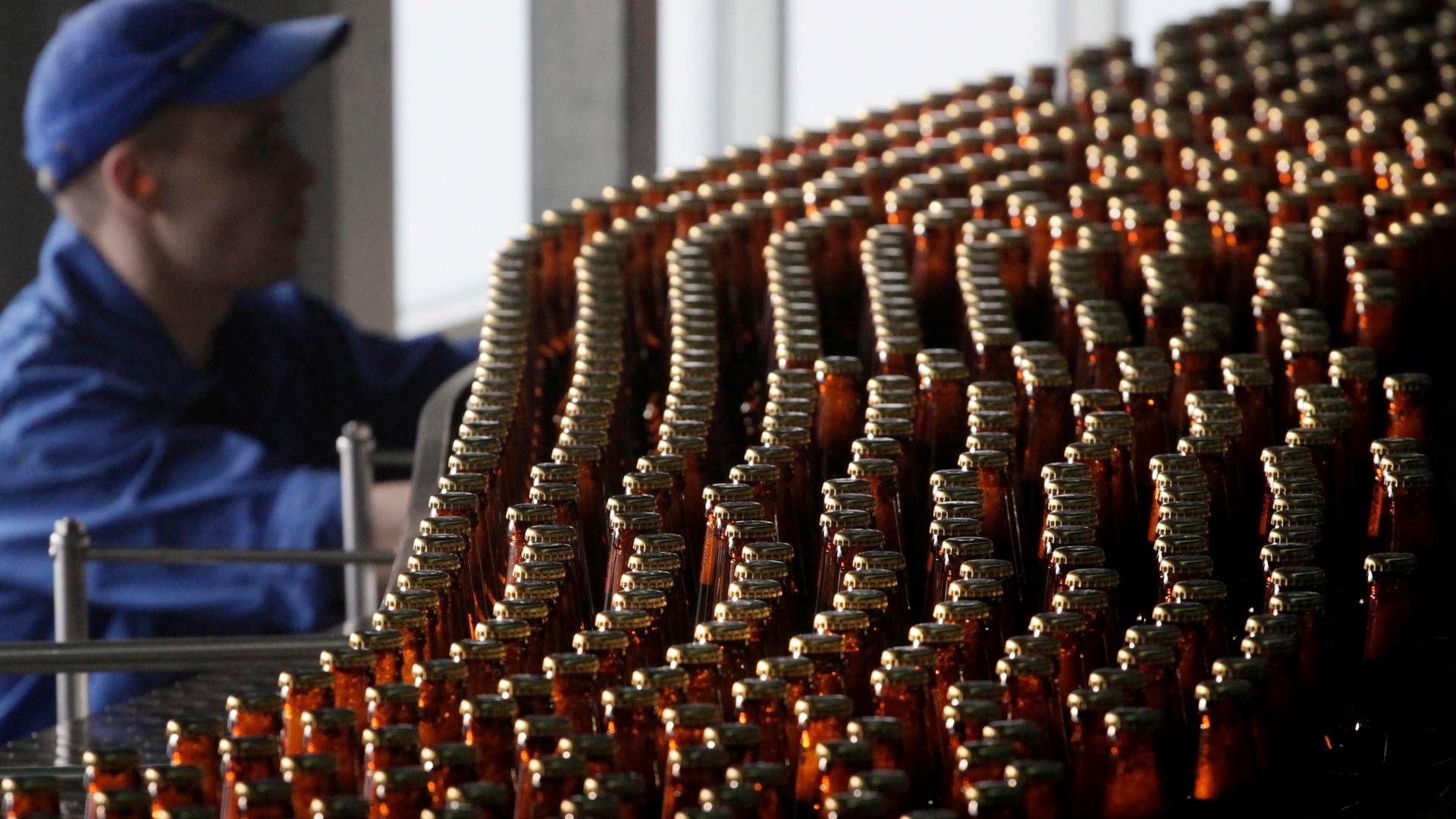 En medarbejder på Baltika-bryggeriet. Carlsberg har haft kontrol med bryggeriet fra 2008 og frem til sommer. Foto: Ilya Naymushin/Reuters/Ritzau Scanpix