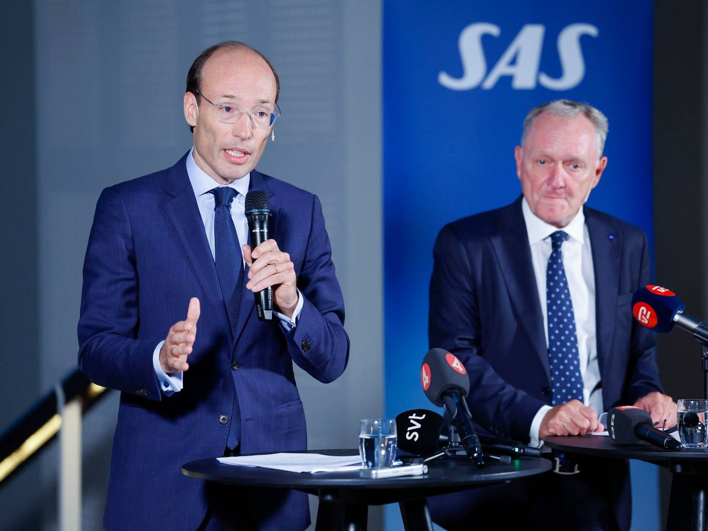 SAS' topchef, Anko van der Werff (t.v.), og bestyrelsesformand Carsten Dilling (t.h.) på et pressemøde i forbindelse med offentliggørelsen af den nye ejerkreds. | Foto: Christine Olsson/TT/Ritzau Scanpix