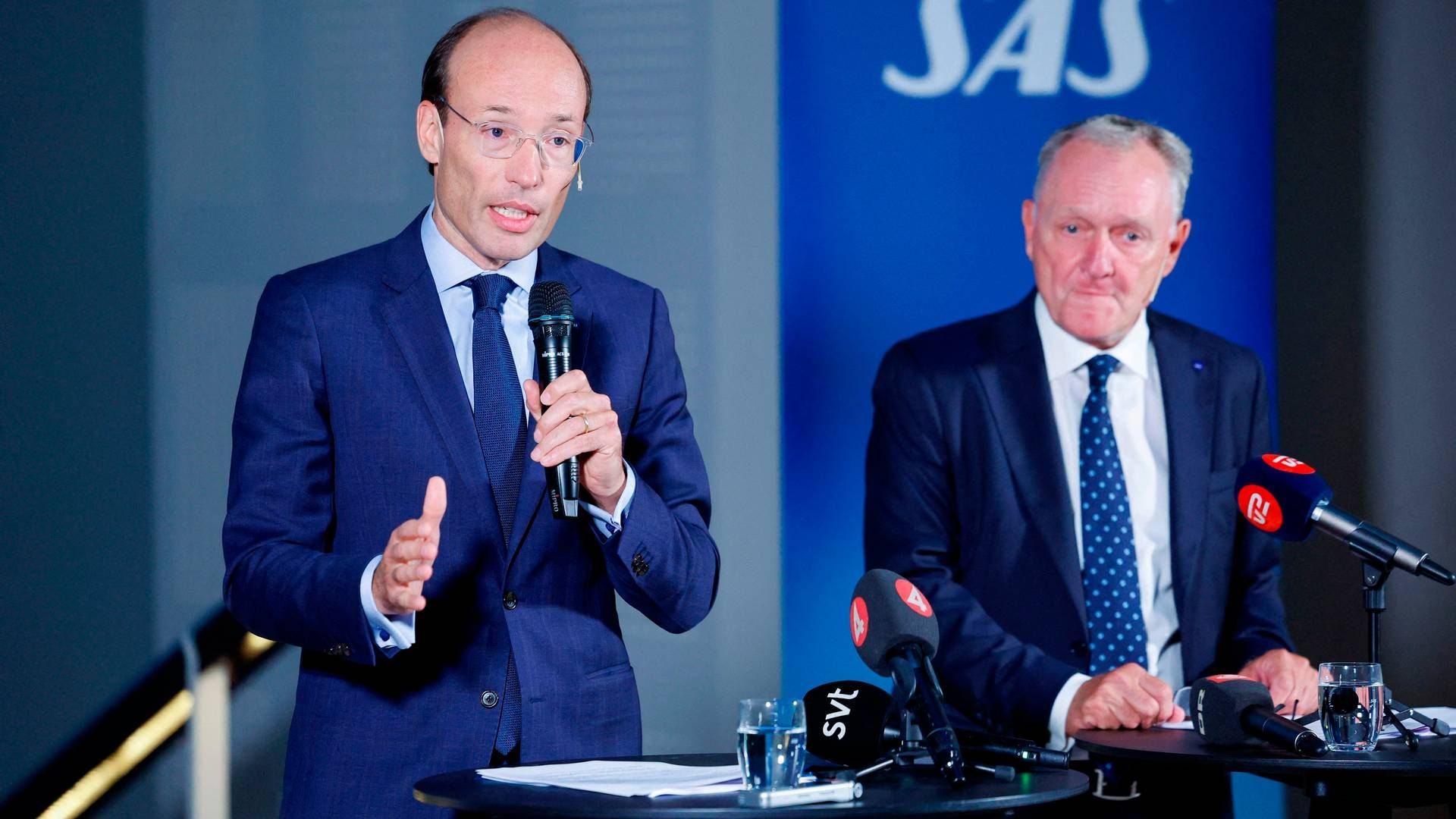 Anko van der Werff (tv.) og Carsten Dilling, der er henholdsvis adm. direktør og bestyrelsesformand i SAS, under pressemødet tirsdag aften, hvor den nye ejerkreds blev præsenteret. | Foto: Christine Olsson/tt