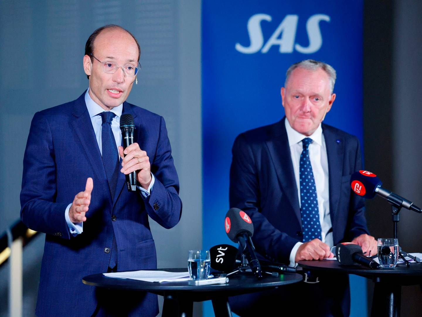Anko van der Werff (tv.) og Carsten Dilling, der er henholdsvis adm. direktør og bestyrelsesformand i SAS, under pressemødet tirsdag aften, hvor den nye ejerkreds blev præsenteret. | Foto: Christine Olsson/tt
