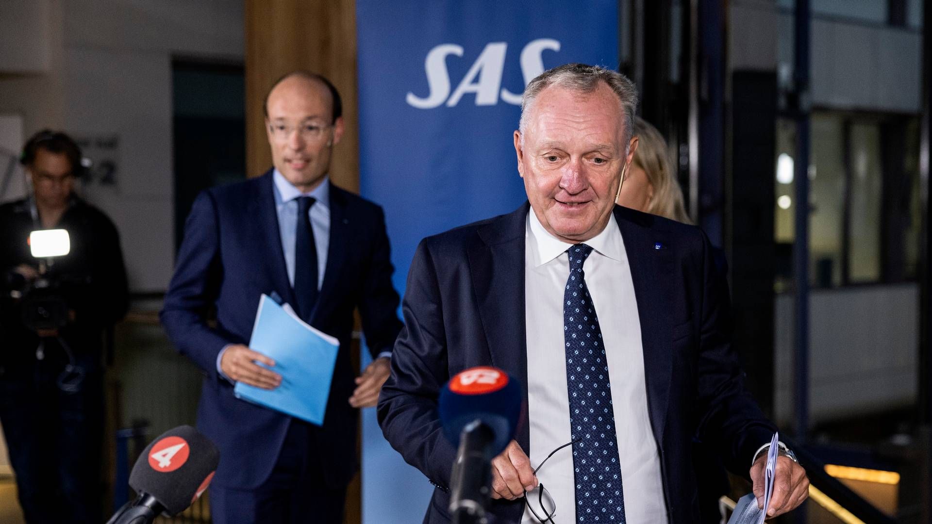 SAS-formand Carsten Dilling foran adm. direktør Anko Van Werff ved pressemødet i Stockholm tirsdag aften. | Foto: 10430 Christine Olsson/tt
