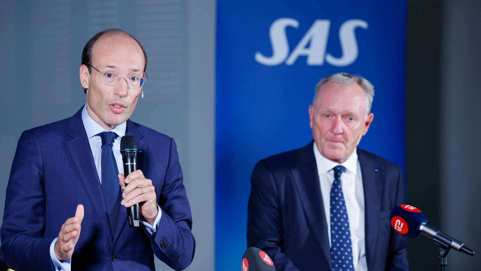 SAS-topchef Anko van der Werff og bestyrelsesformand Carsten Dilling på et pressemøde tirsdag aften om det nye ejerskab. | Foto: 10430 Christine Olsson/tt