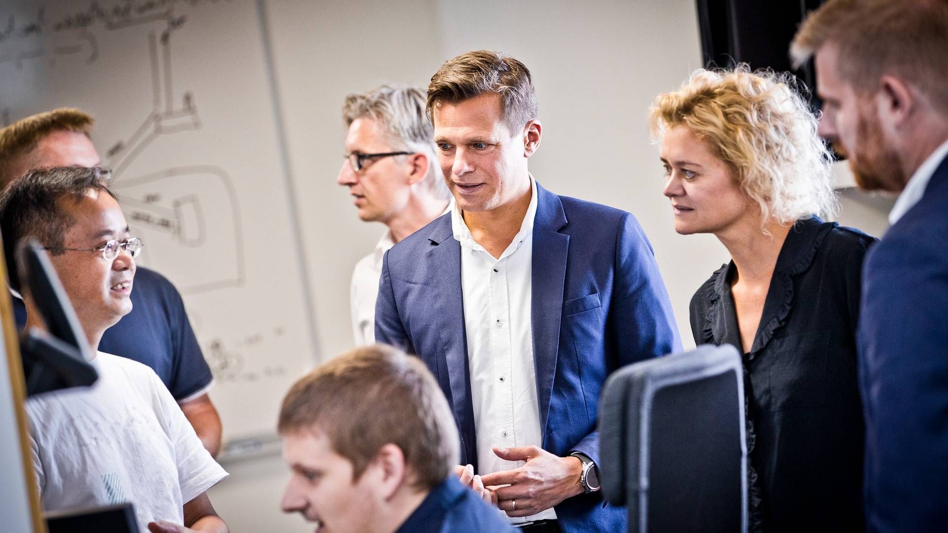 Daniel Lux (i midten med blå jakke), adm. direktør i Seluxit, ser gode muligheder for anvendelse af selskabets løsninger i landbruget | Foto: Ernst Tobisch/seluxit/pr